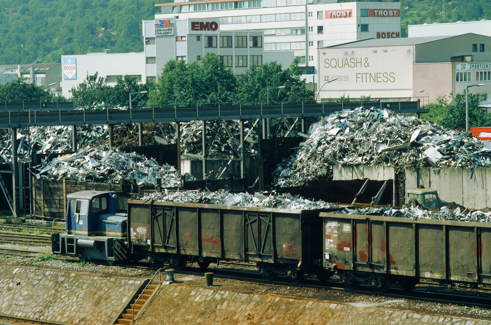 Eine der wenigen Aufnahmen der Hafenbahn Stuttgart (am Neckar) bei der Schrottverladung (Datum unbekannt)