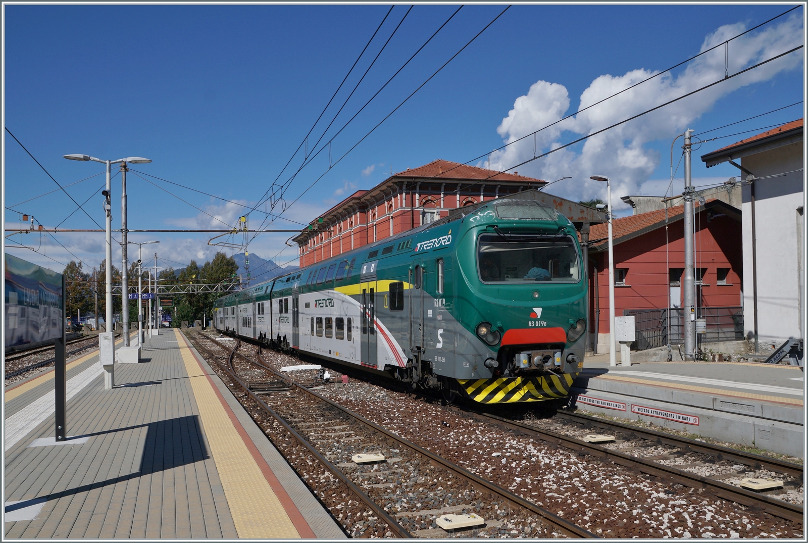 Eine wunderschöne Zeit verachten wir in Italien, wo es endlich Meer-Ferien gab; dafür aber kaum Bahnbilder; denn wir hatten ja Ferien...

Im Bahnhof Laveno Mombello Lago wartet der Trenord ALe 711 068 (94 83 4 711 068-6 I-TN) als Regio 46 auf die Rückfahrt nach Milano Cadorna. 

27. September 2022