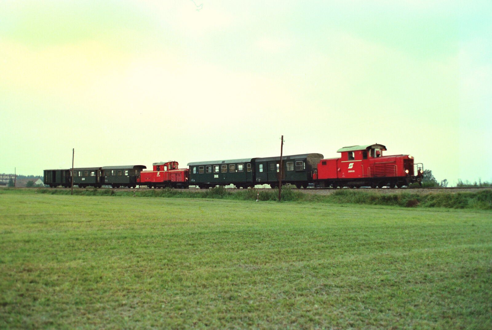 Eine Zugbegebenheit, wie es sie nur bei der Waldviertelbahn gab: Ein Doppelzug mit zwei Lokomotiven der ÖBB-Baureihe 2091, gefahren als ein Zug. 
Datum: 20.08.1984 