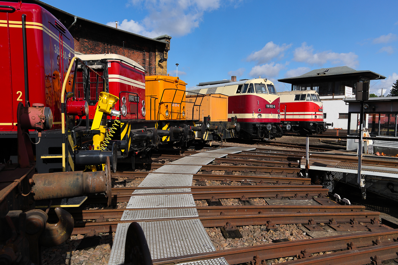 Eine von zwei Drehscheiben war vorwiegend mit Diesellokomotiven besetzt. Die andere zum Großteil mit Dampfloks. Hier ein Schnappschuss ohne Leute was durchaus öfters möglich war an diesem Sonntag am 33. Heizhausfest in Chemnitz am 23. August 2026.