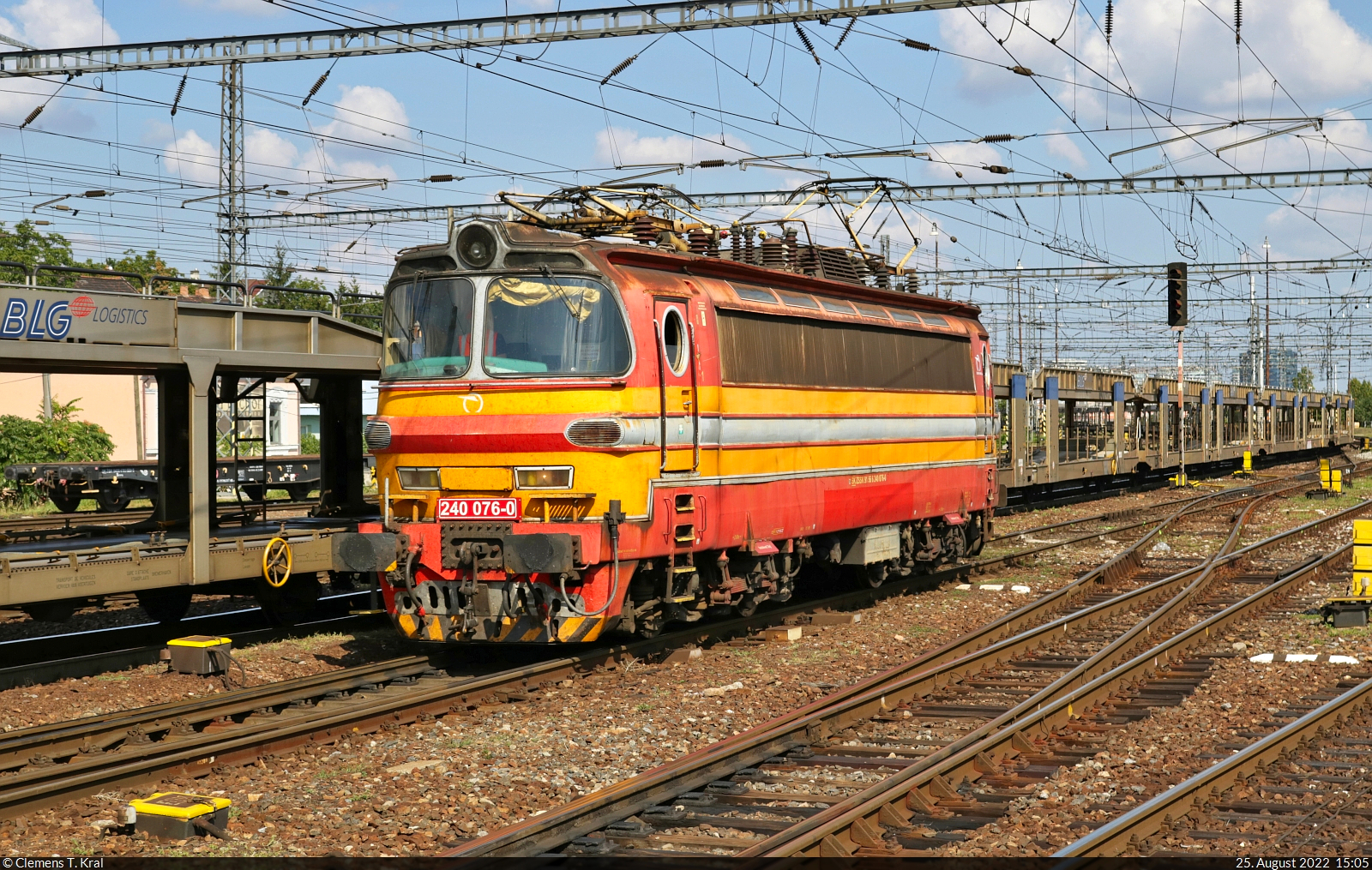 Eine zweite Chance, die 240 076-0 in Bratislava hl.st. (SK) aufzunehmen, gab sie mir, als ich an das andere Ende des Hausbahnsteigs zurückging und die Laminatka mir beim Umsetzen entgegenkam.

🧰 ZSSK
🕓 25.8.2022 | 15:05 Uhr