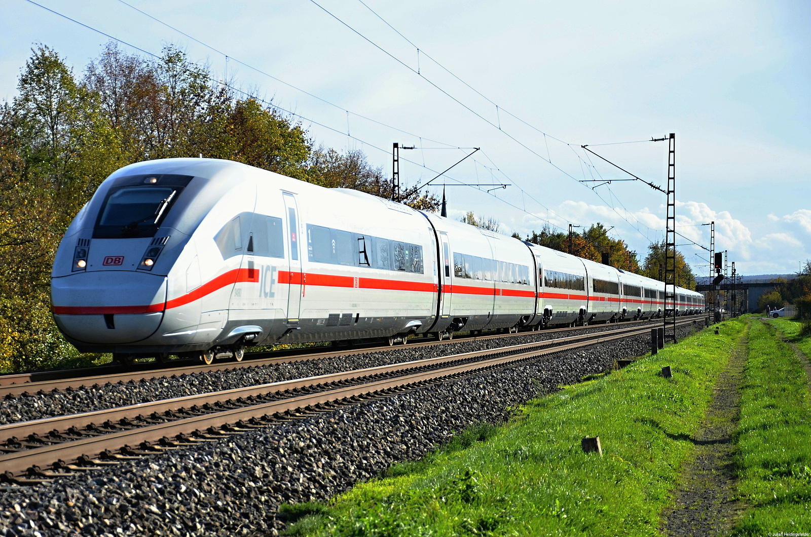 Einen der neuesten abgenommen ICE 4 konnten wir in Thüngersheim ablichten. Triebzug 9490 (412 090/ 812 090 Abnahmedatum 19.09.2022) fährt seinem fernen Ziel Hamburg Hbf entgegen. 
01.11.2022