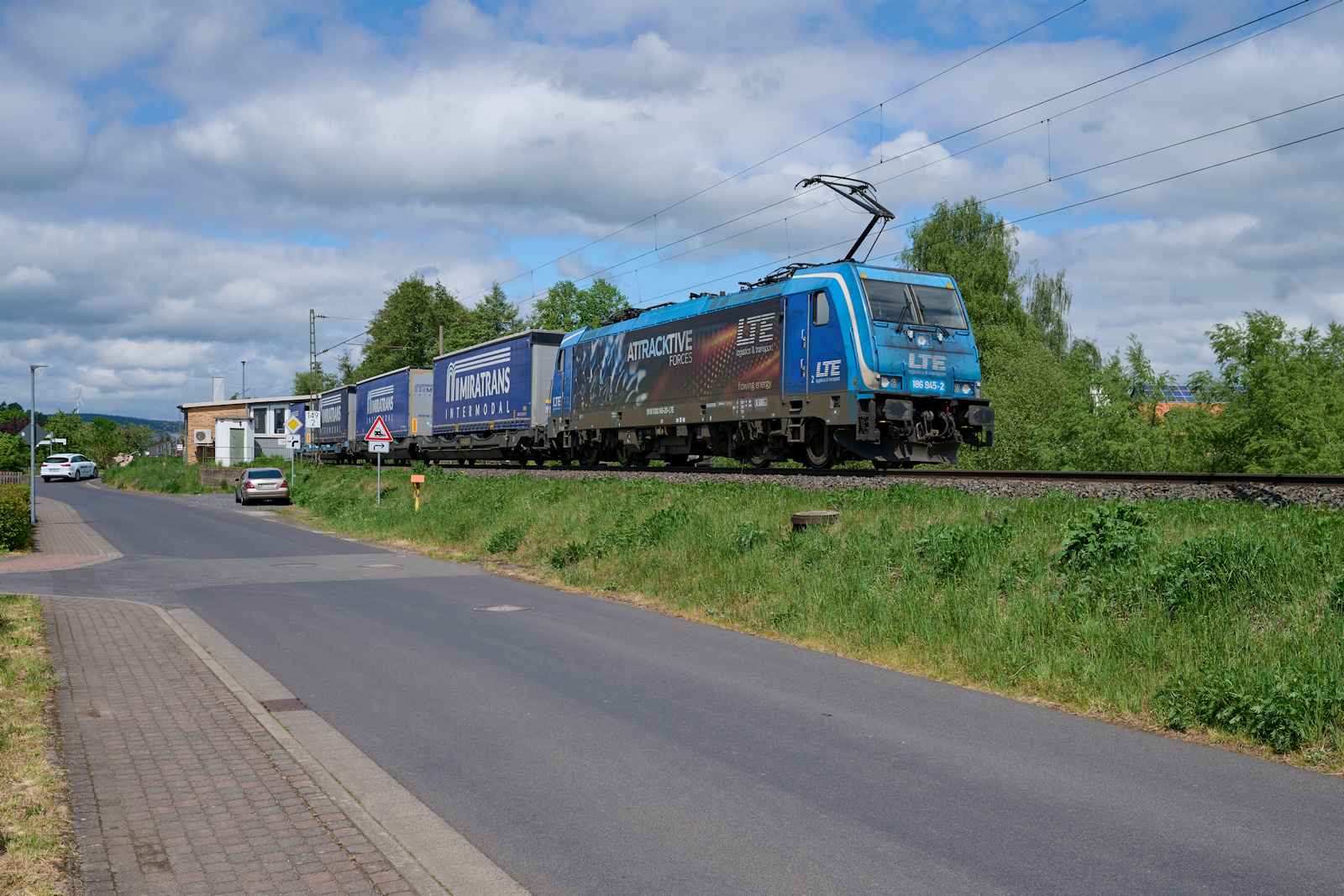 Einen Zug mit Sattelaufliegern zog 186 945 am 08.05.2026 �ber die Nord-S�d-Strecke durch Unterhaun. Vermutlich war der Zug auf dem Weg von Olsztyn nach Ludwigshafen. 