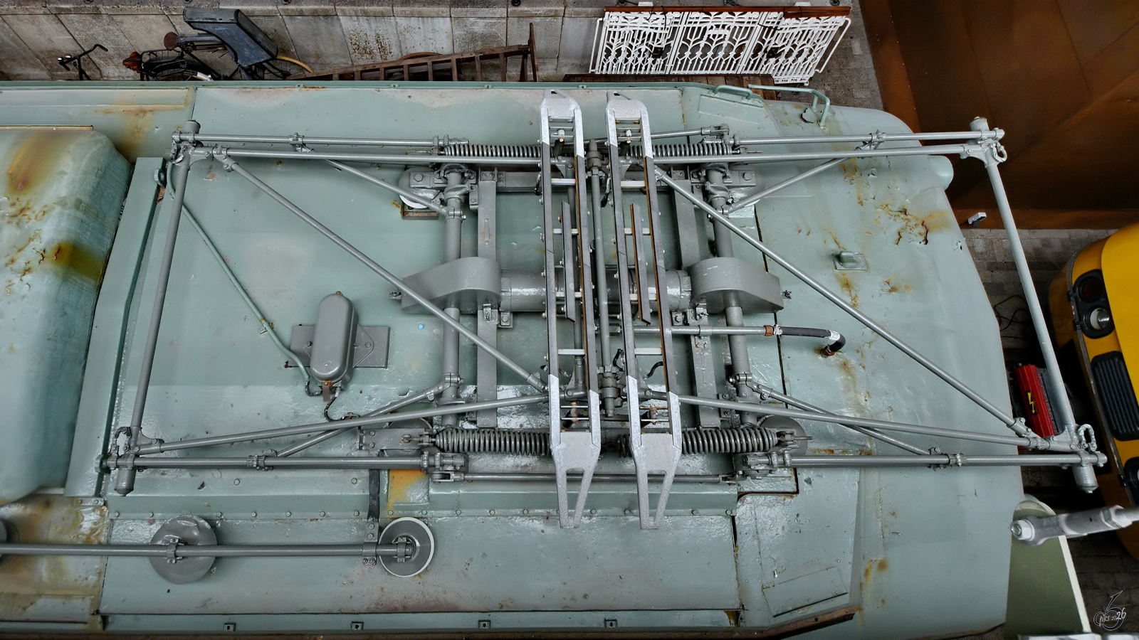 Einer der beiden Scheren�strom�abnehmer der Elektrolokomotive 1125, welche 1955 bei Alsthom in Belfort hergestellt wurde. (Eisenbahnmuseum Utrecht, September 2026)