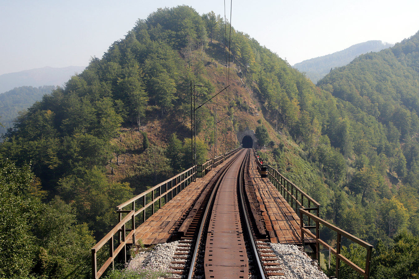 einer der zahlreichen Viadukte in Montenegro auf der Strecke Belgrad - Bar, aufgenommen aus dem letzten Wagen des R 6103 Bjielo Polje - Bar, 10.09.2026