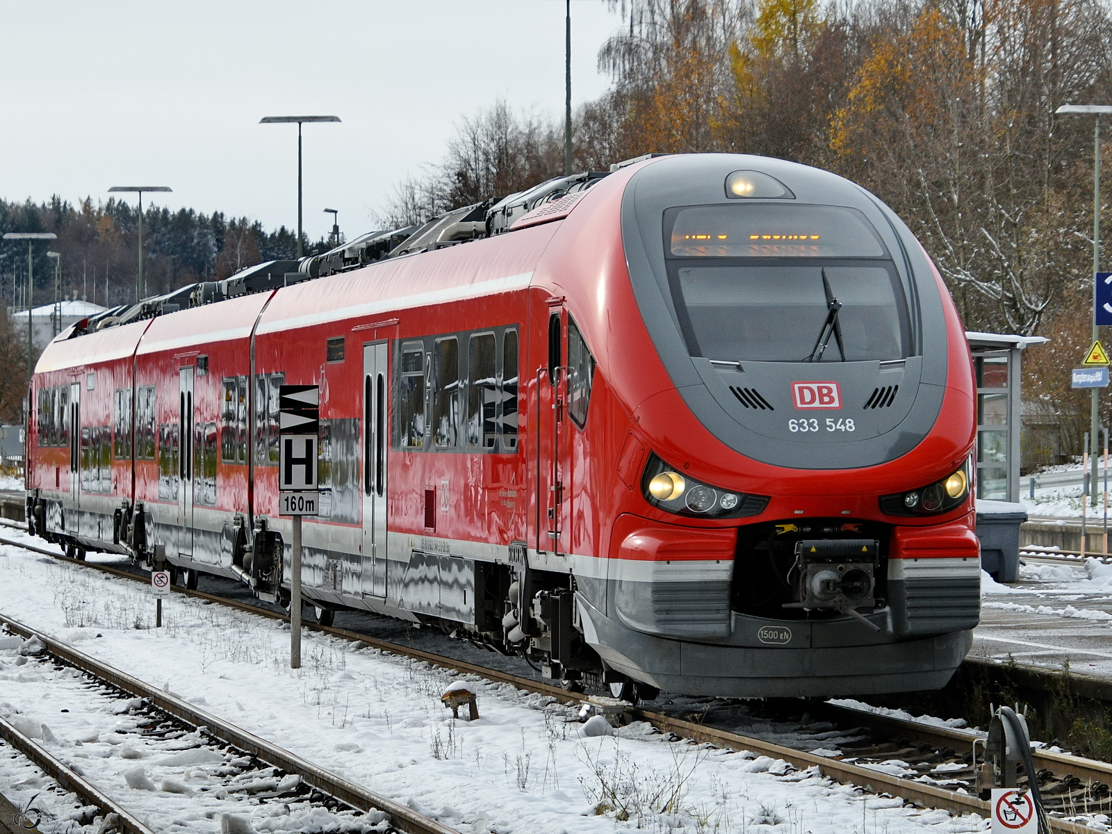 Einfahrt des Dieseltriebzuges 633 548 am Hauptbahnhof in Kempten, so gesehen im November 2023.
