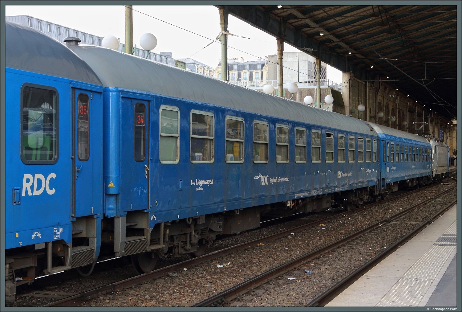 Eingereiht als Wagen 34 des European Sleeper 475 ist der Liegewagen Bvcmz 80 50-71 100-0 der RDC. Hier wurde der Zug am 07.05.2026 in Paris Nord von 188 144 bereitgestellt. 