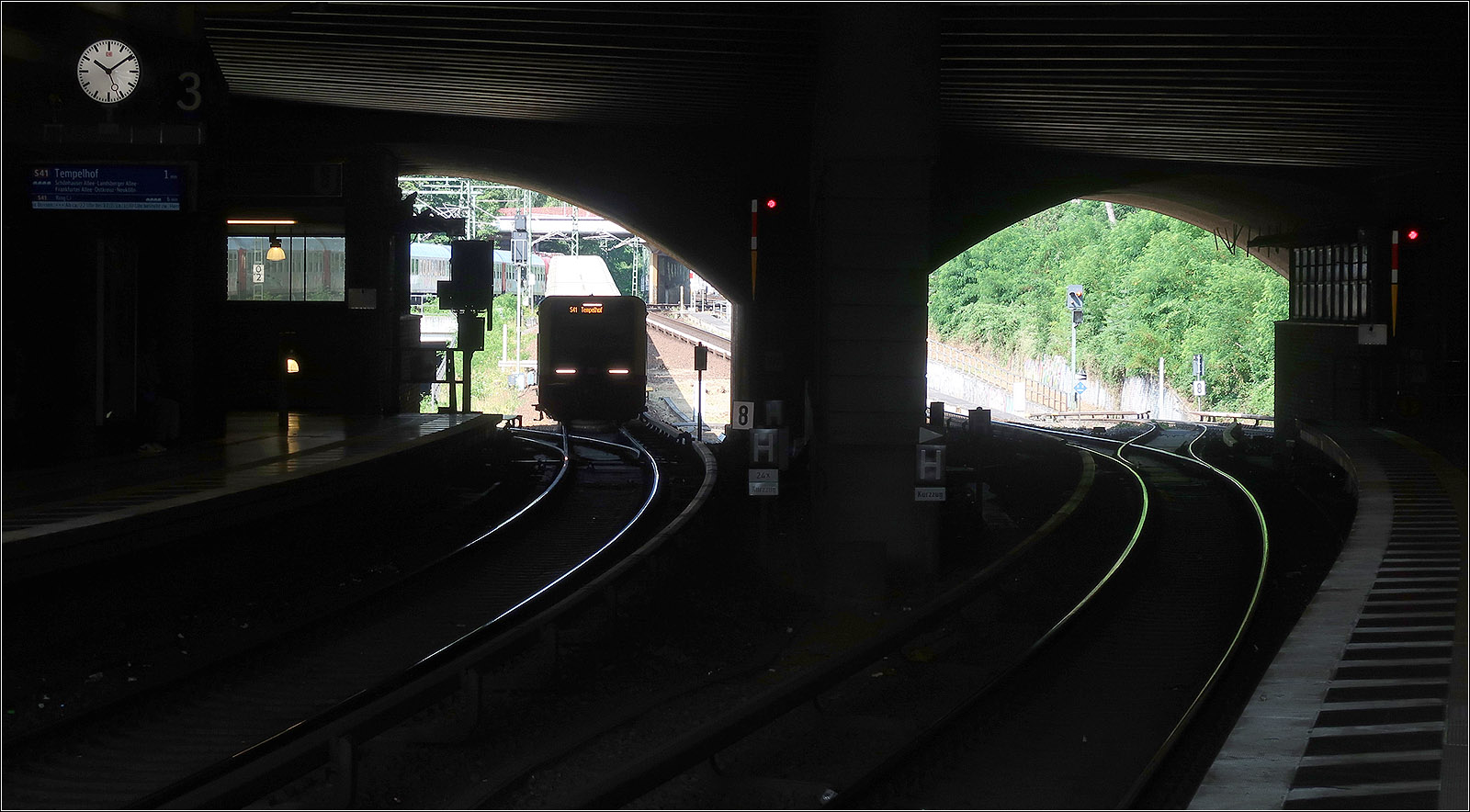 Eintauchen - 

... in die Dunkelheit des überbauten östlichen Teil des Bahnhofes Berlin-Gesundbrunnen. Der S-Bahnzug der Baureiche 483/484 ist auf der S41 unterwegs.

14.07.2023 (M)