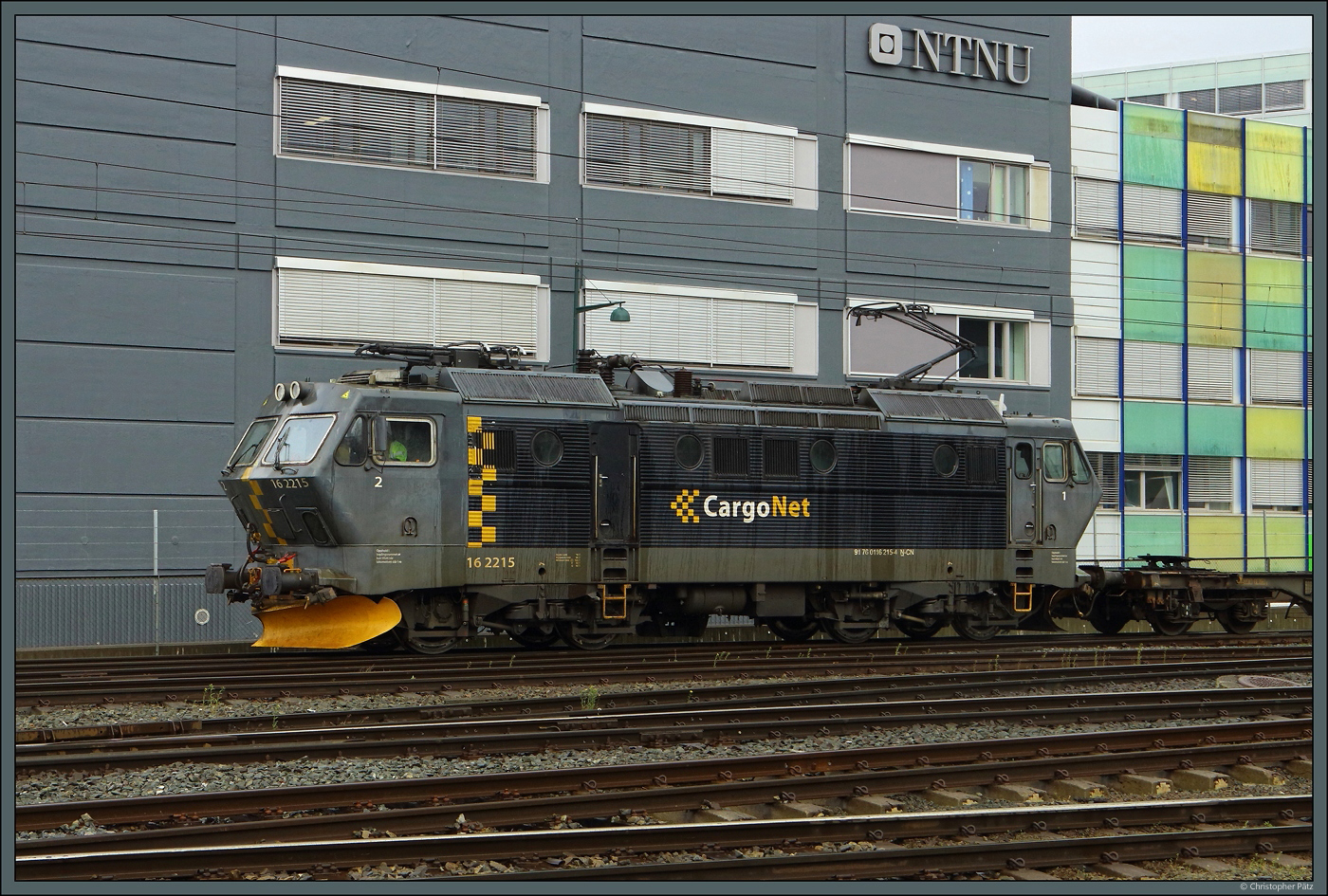 El 16 2215 der CargoNet wartet am 26.05.2023 vor einem Güterzug in Trondheim auf die Abfahrt.