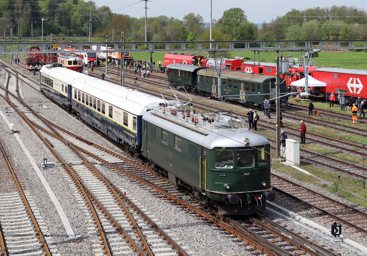 Eleganter Oldtimer: Re 4/4 I 10039 bringt anlässlich des Bahnfestes '150 Jahre Nationalbahn' den Extrazug mit den Prestige Continental Express - Wagen nach Etzwilen. Etzwilen, 27.4.2025