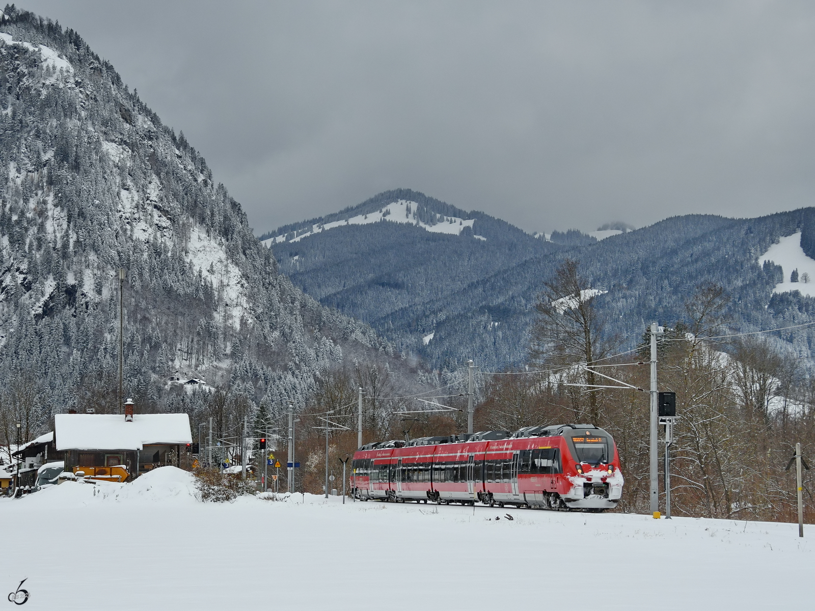 Elektrotriebzug 2 442 229 startete Ende November 2023 in Pfronten-Steinach seine Fahrt als RB60/S7 nach Garmisch-Partenkirchen.