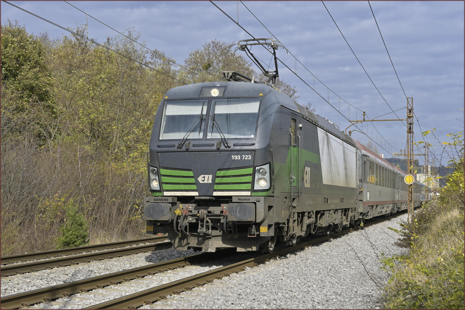ELL 193 723 zieht EC151 durch Maribor-Tabor Richtung Ljubljana. /3.11.2022