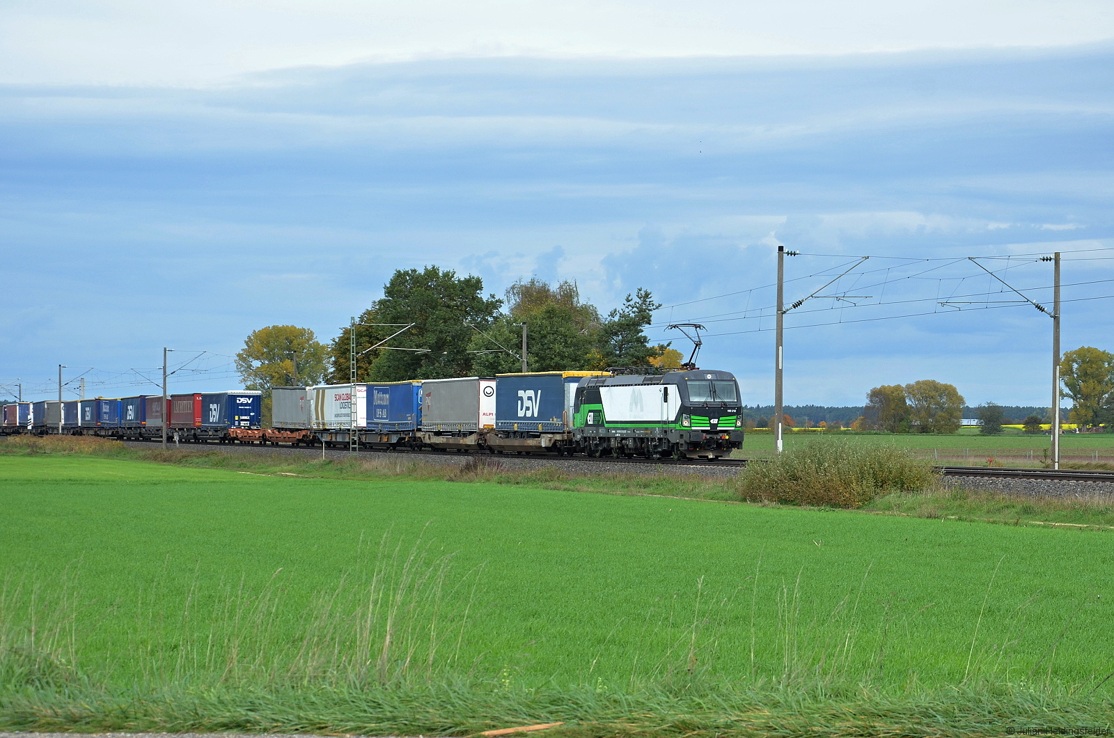 ELL Vectron 193 212-8 (9180 6193 212-8 D-ELOC) zieht am Sonntag 16.10.2022 ihren KLV Güterzug in Richtung Gunzenhausen. Aufgenommen am BÜ KM 33.1 an der Strecke Treuchtlingen-Würzburg