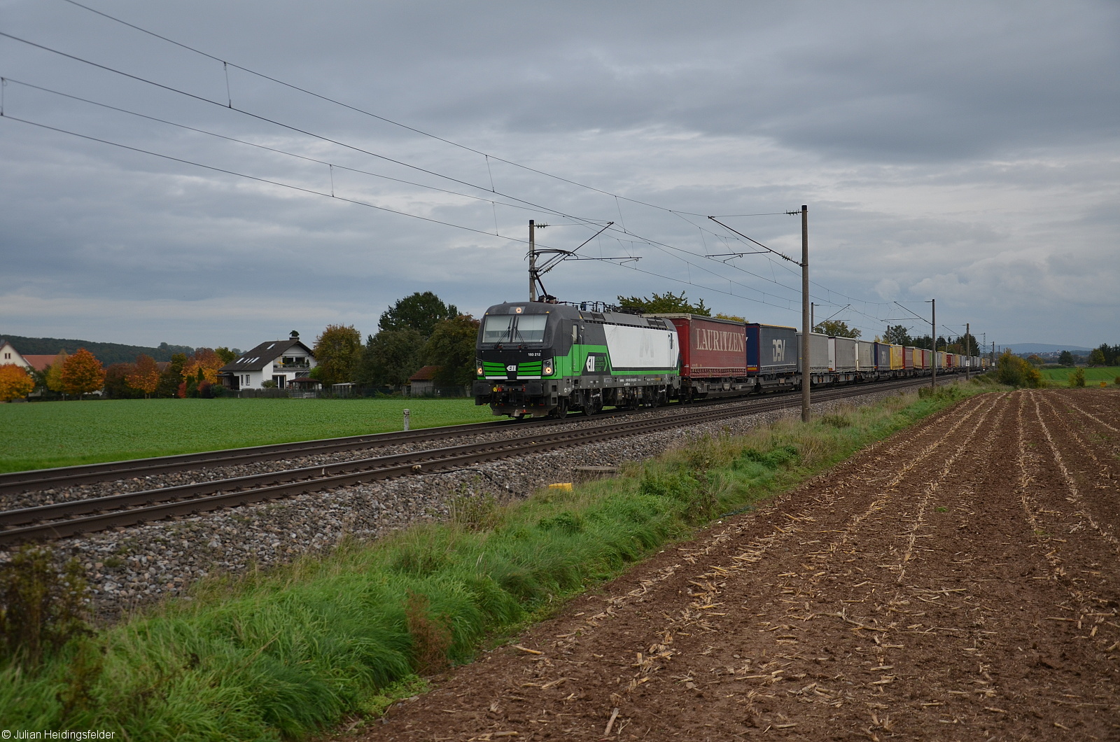 ELL Vectron 193 212-8 (aktueller Mieter unbekannt) zieht ihren Sattelaufliegerzug am 14.10.2022 in Richtung Gunzenhausen. Aufgenommen bei Gunzenhausen-Aha. (Edit 03.01.2023 Die Lok fährt für TX Logistik)