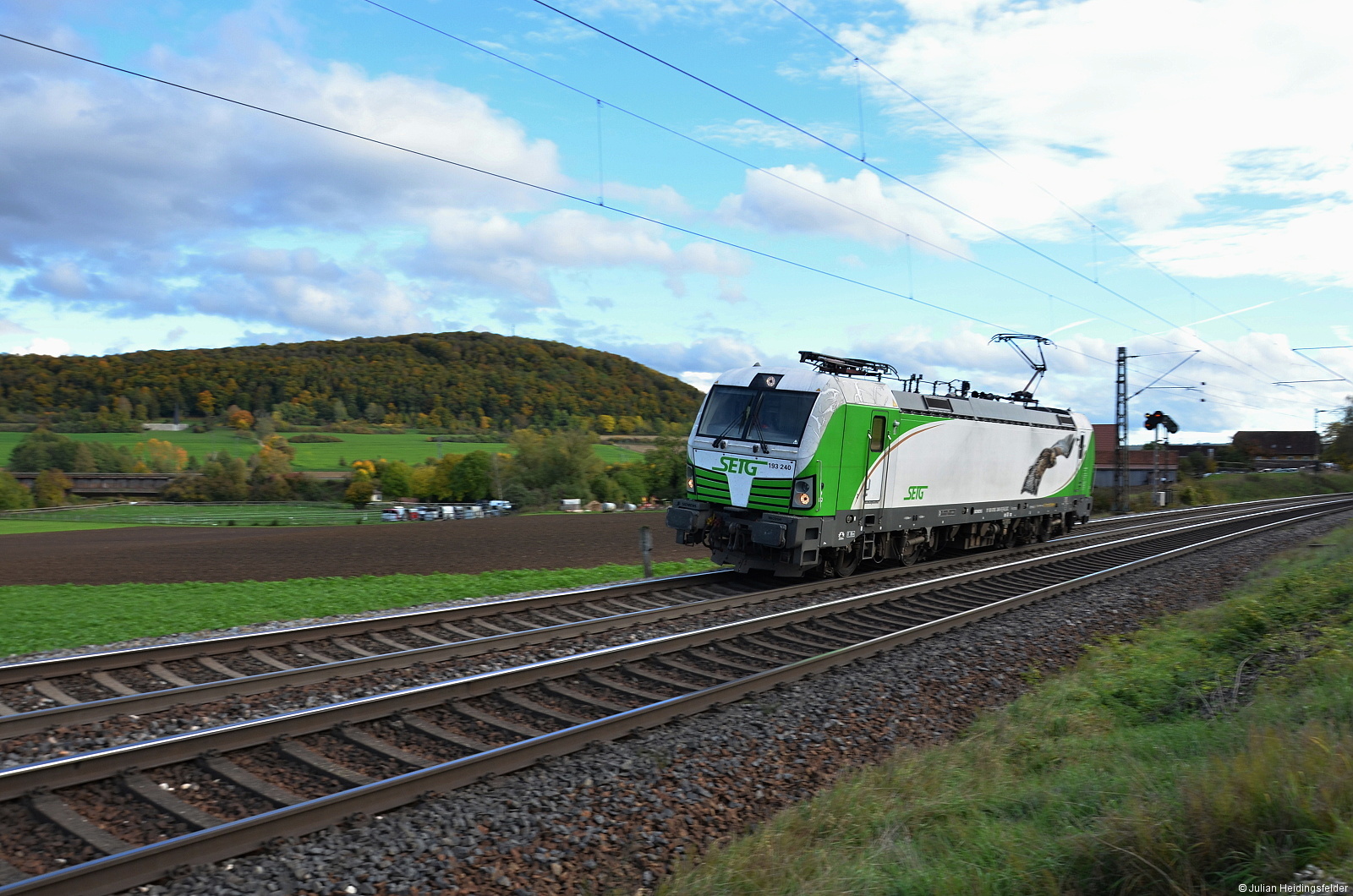 ELL Vectron 193 240-9 vermietet an SETG fährt als Lokzug in Richtung Gunzenhausen. Aufgenommen als Mitzieher am 15.10.2022. Die SETG fährt hauptsächlich Holztransporte auf der Strecke Treuchtlingen-Würzburg