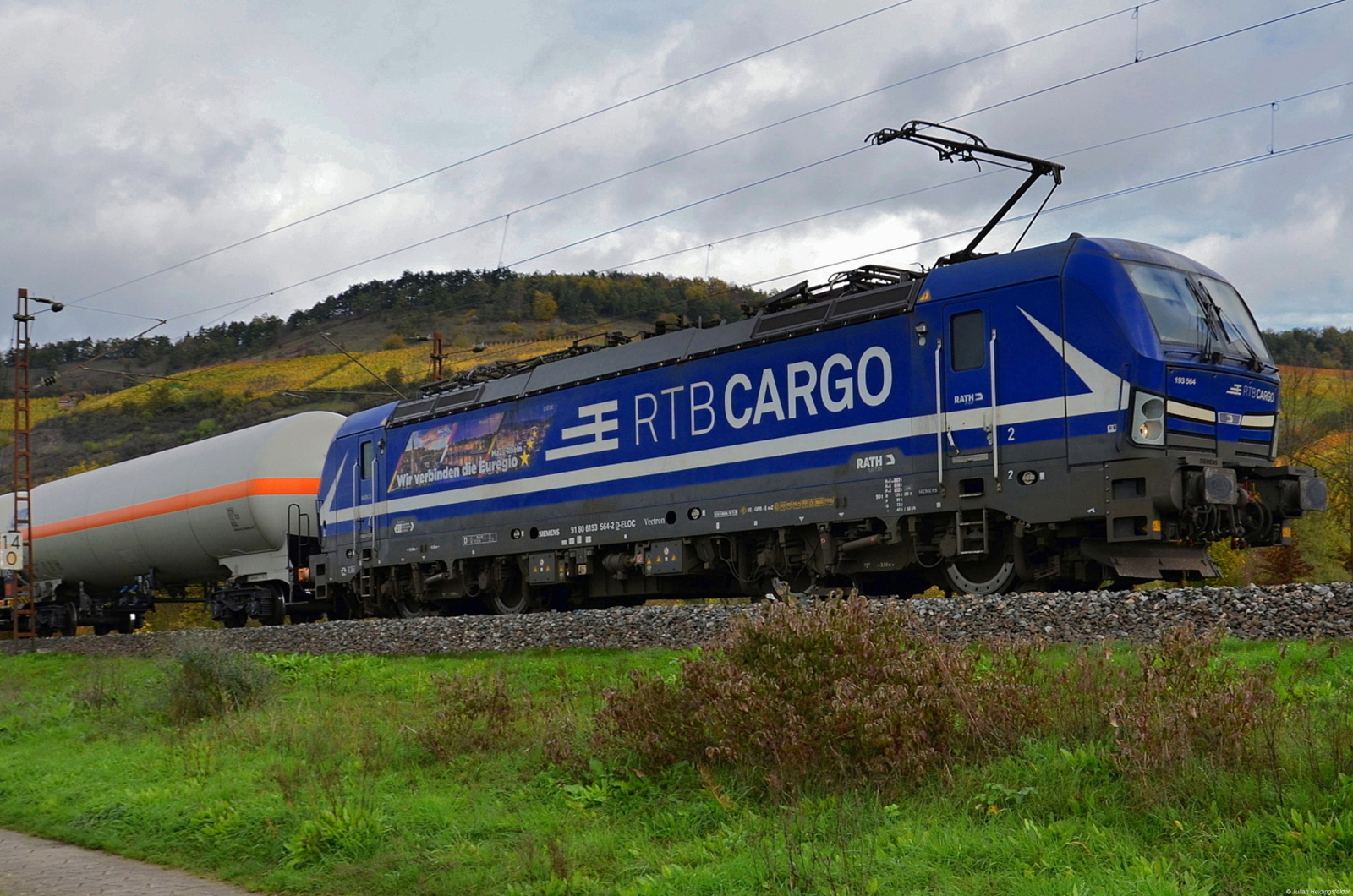 ELL Vectron 193 562-4  Wir verbinden die Euregio Maas Rhein  vermietet an RTB Cargo zieht ihren Kesselwagenzug in Richtung Würzburg. Thüngersheim 01.11.2022