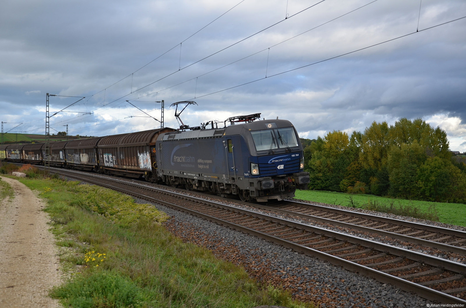 ELL Vectron 193 764-8 vermietet an die Frachtbahn, zieht ihren Güterzug aus Schiebewandwagen im Gleiswechselbetrieb in Richtung Treuchtlingen. 15.10.2022