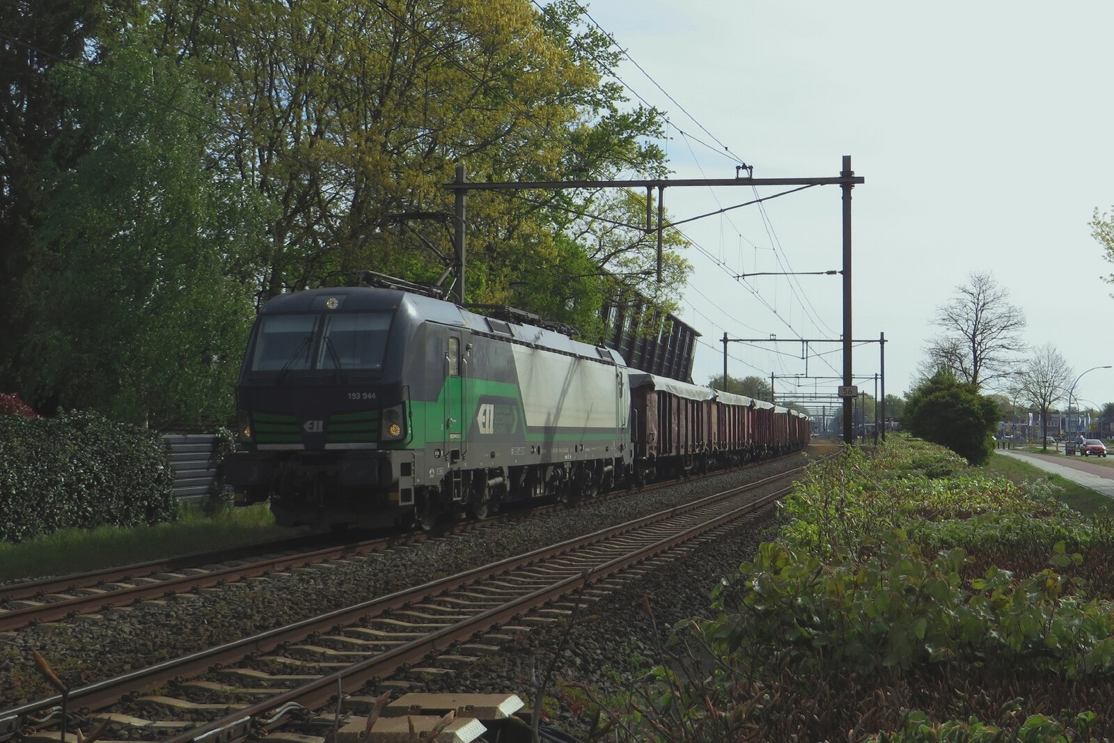 ELL/LTE 193 944 zieht ein Getreidezug durch Wijchen am 8.Juni 2023