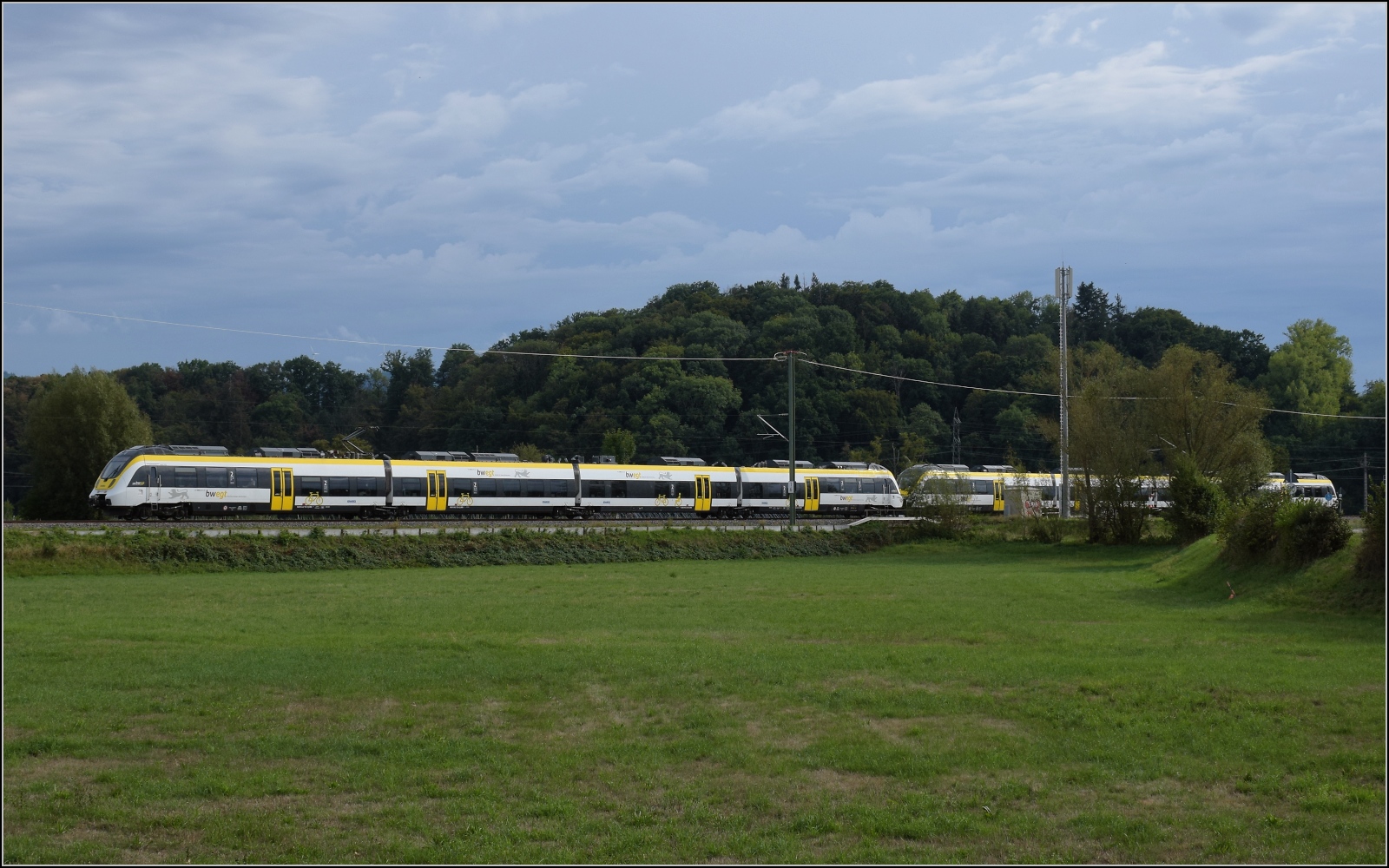 Elztalbahn.

Die Doppelttraktion neuer Talent 3 mit 8 442 202 und 8 442 201 befindet sich schon in Sexau und noch in Denzlingen. September 2022.