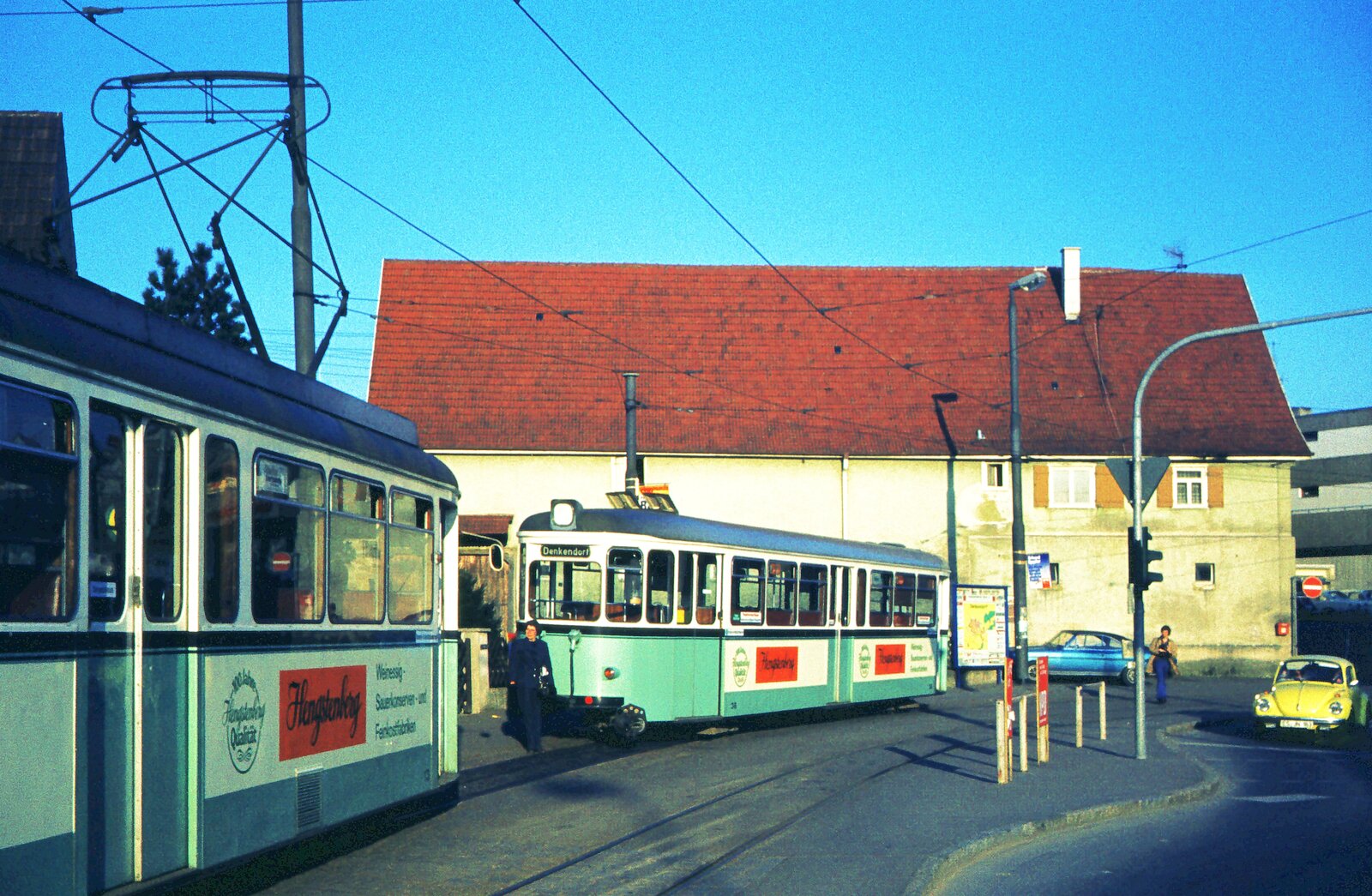 END Straßenbahn Esslingen-Nellingen-Denkendorf__Die aber auch nach Scharnhausen und Neuhausen fuhr.__Die Endstationen Denkendorf und Neuhausen hatten bis zum Schluß keine Wendeschleifen, dort wurde klassisch  umgesetzt . Bild 4 : Tw 13 setzt zurück zum Bw 36, Schaffnerin kuppelt an , bzw. kontrolliert sicheres Einrasten der Schaku (gerade in der Kurve nicht unproblematisch). Zug ist abfahrbereit Richtung Nellingen.__01-04-1976