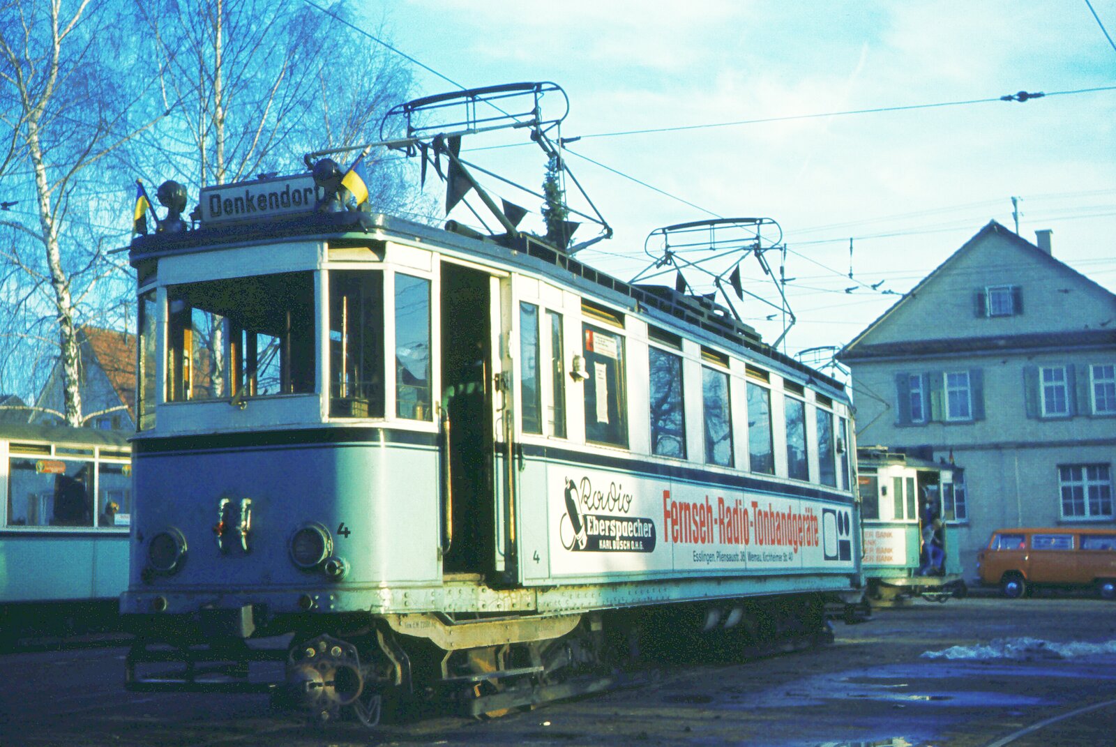 END Straßenbahn Esslingen-Nellingen-Denkendorf__Die aber auch nach Scharnhausen und Neuhausen fuhr.__Tw 4 [ME 1926] als einziger im  beinahe Original-Outlook  verbliebener Tw vor der Halle in Nellingen.__25-02-1978