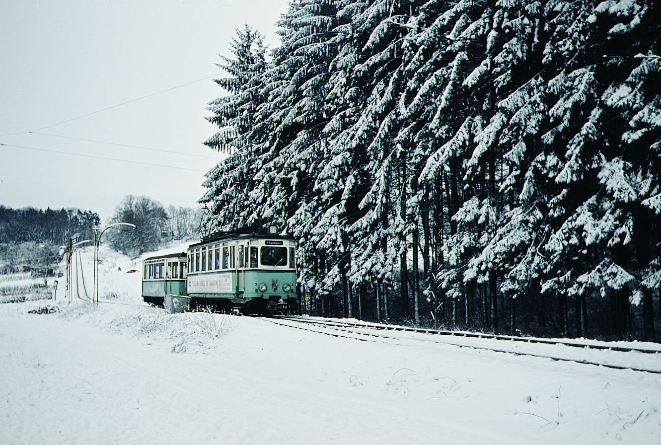 END__Blick in Gegenrichtung: Zug mit Tw 3 und Bw 22 von Neuhausen erreicht die Ausweich-Haltestelle Scharnhausen im Körschtal.__15-01-1977