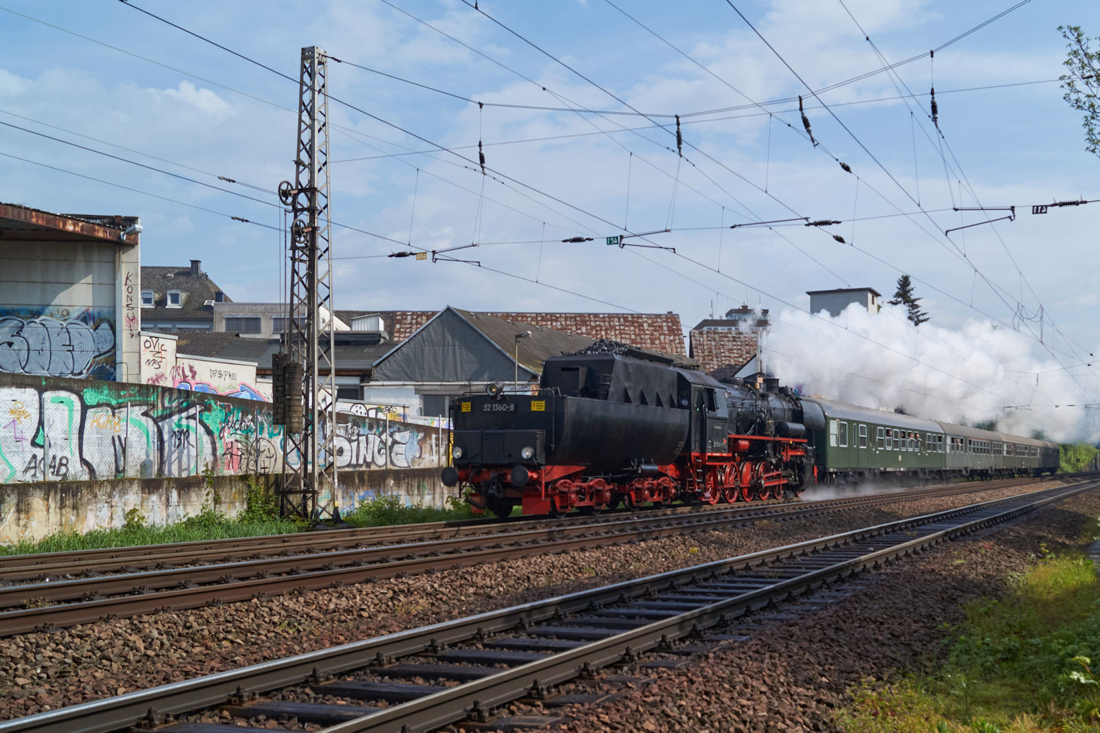 Ende April 2018 fand in Trier und Umgebung das Dampfspektakel statt. Tender voraus zog 52 1360 am 29.04.2018 DPE 61962 von Wittlich Hbf. nach Nennig. In Krze wird der Bahnhofsteil Trier Sd erreicht.