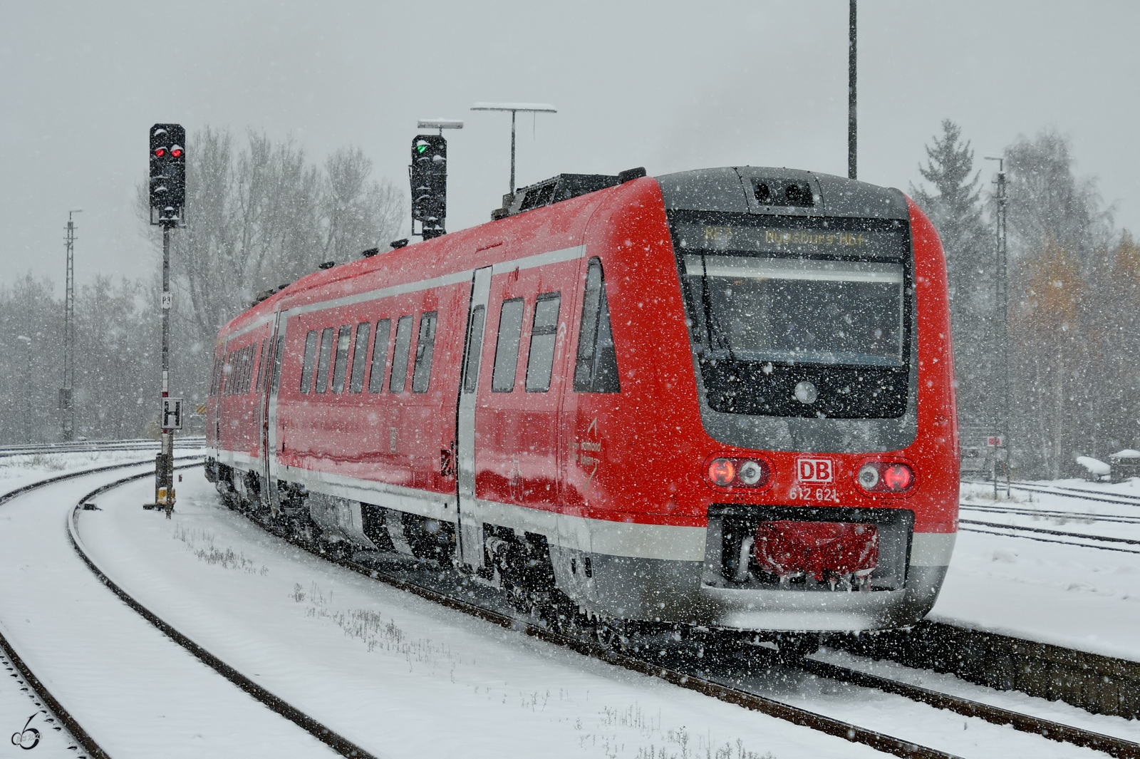 Ende November 2023 fuhr der Dieseltriebzug 612 621 als RE7 am Hauptbahnhof Kempten in Richtung Nürnberg weiter. Die nächsten Tage ging wetterbedingt fast nichts mehr.