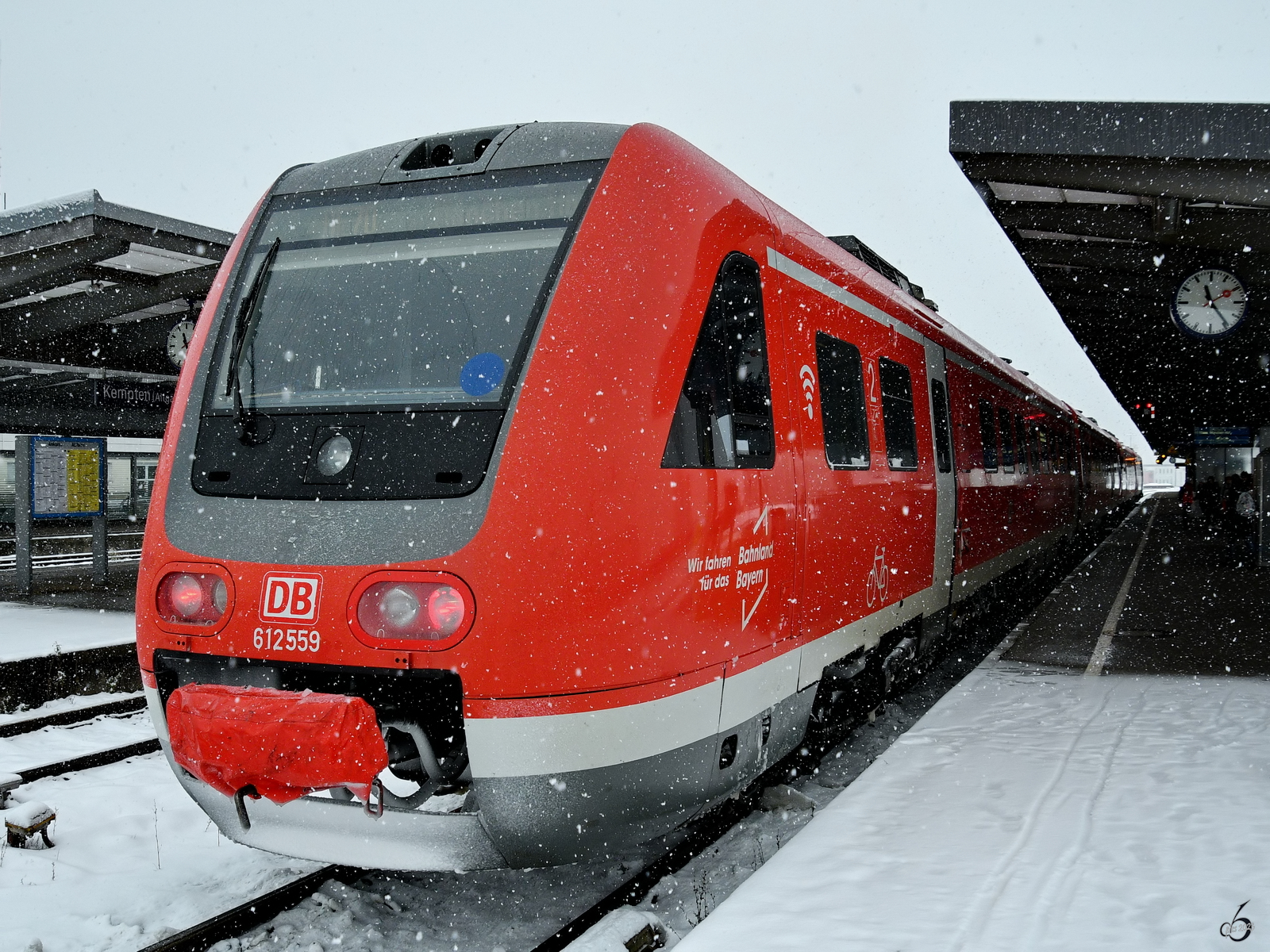 Ende November 2023 wartete der Dieseltriebzug 612 559 am Hauptbahnhof in Kempten auf die Weiterfahrt.
