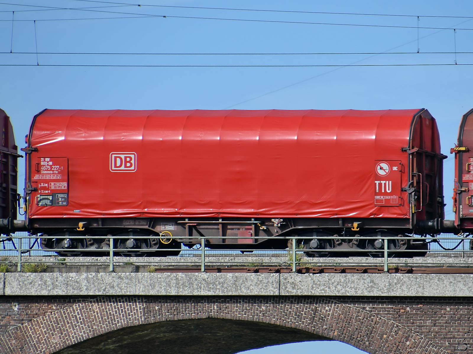 Ende September 2025 habe ich in Duisburg diesen Schiebeplanenwagen (Shimmns-ttu, 31 80 4675 227-1) fotografiert.