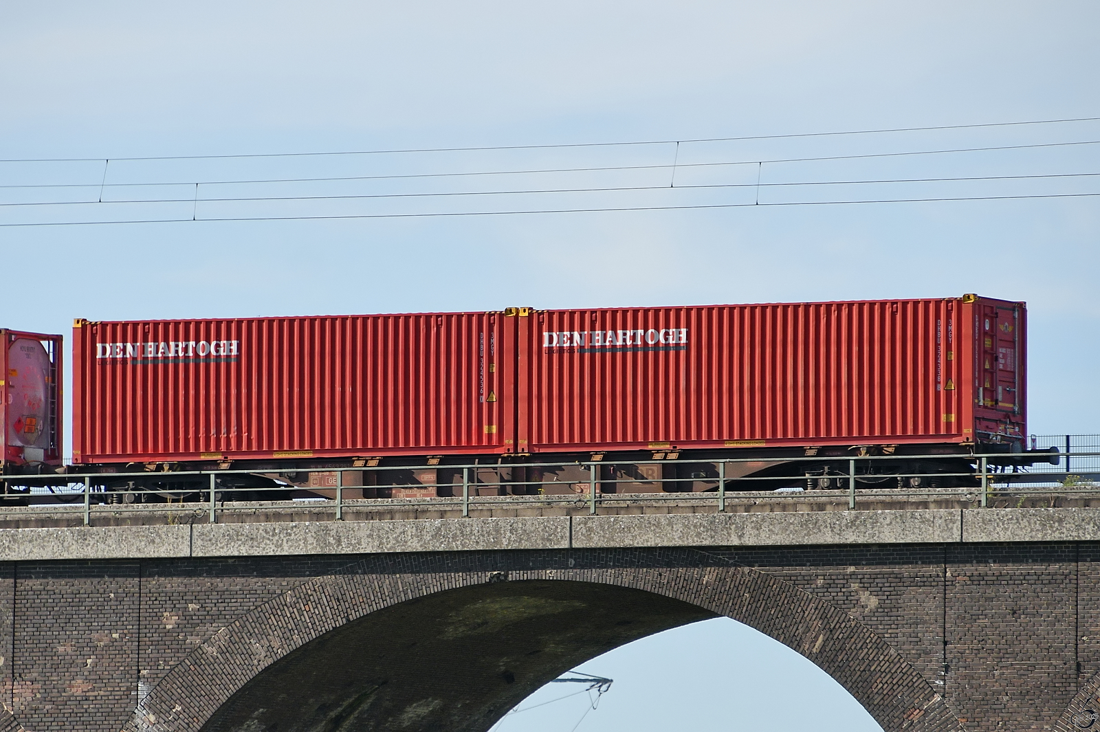 Ende September 2025 habe ich in Duisburg diesen Containertransportwagen (31 80 4543 251 ?) abgelichtet.