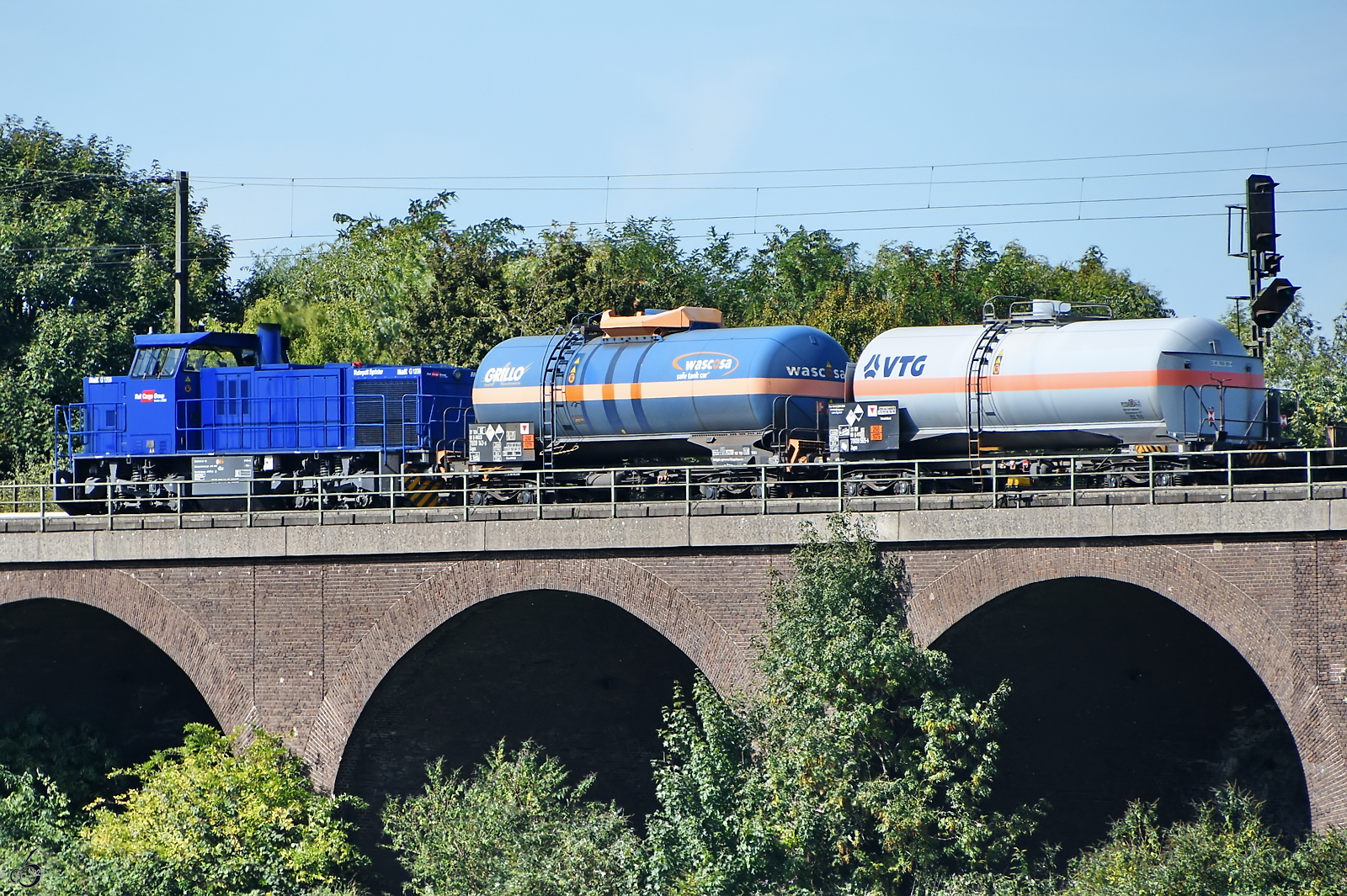 Ende September 2025 zog die Diesellokomotive 1275 111-3 der Rail Cargo Group zwei Kesselwagen über die Duisburg-Hochfelder Eisenbahnbrücke.