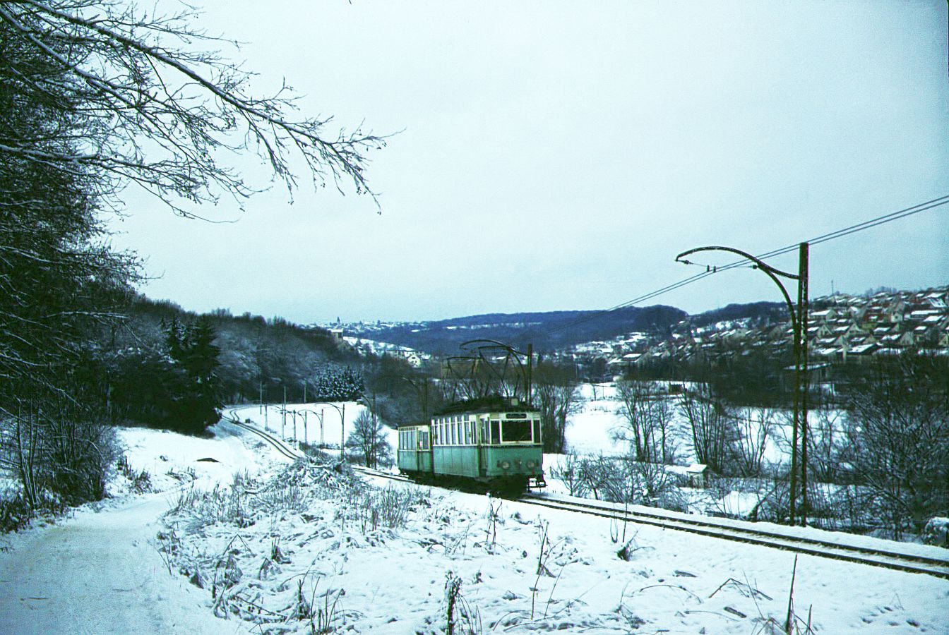 END__Zug erklimmt die Anhöhe zwischen Scharnhausen und Neuhausen.__15-01-1977