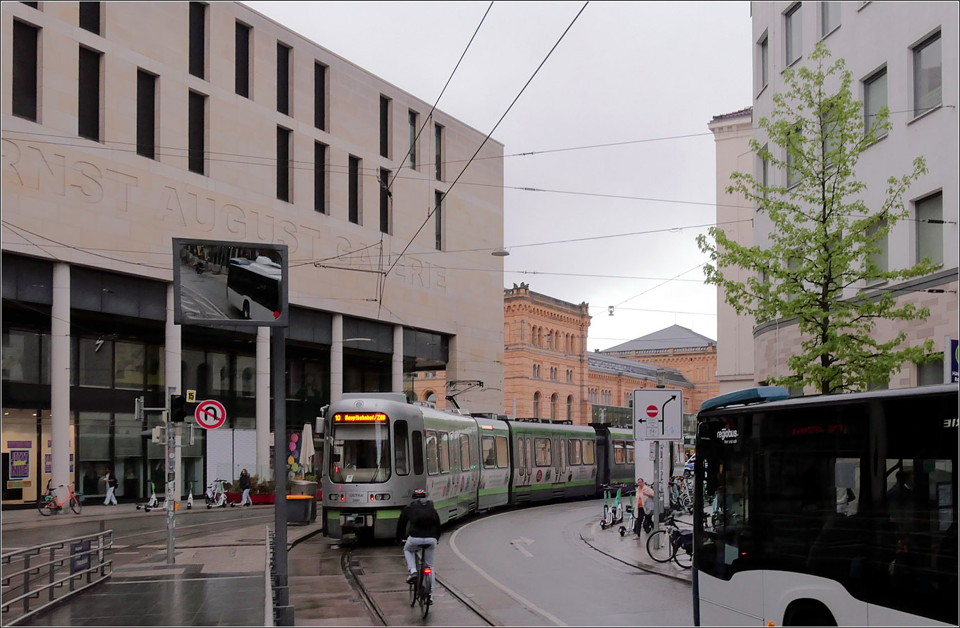 Eng geht es zu - 

... f�r die Stadtbahnen der Linie 10 und 17 an der Ernst-August-Galerie beim Hauptbahnhof. Das Empfangsgeb�ude ist in der L�cke im Hintergrund erkennbar.
Nach der Haltestelle Hauptbahnhof/Rosenstra�e (Fotostandpunkt) geht es erst um eine Linkskurve und dann um 90� nach rechts in die Lister Meile.

Die Stuttgarter Stadtbahnwagen k�nnten diesen Abschnitt wohl nicht befahren, da diese einen Mindestradius von 50 m brachen. Die Bahnen in Hannover k�nnen 25 m Radien bew�ltigen. Dies gilt auch f�r die Stadtbahnwagen im Rhein-Ruhr-Gebiet und Frankfurt.

05.05.2026 (M)