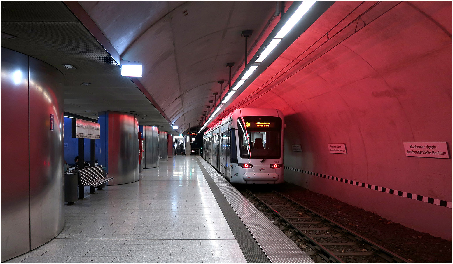 Entlang der einst geplanten U21 - 

... in Bochum.

Der Sichtbeton der U-Station Bochumer Verein/Jahrhunderthalle werden an den Außenseiten rot und blau angestrahlt.

22.08.2022 (M)
