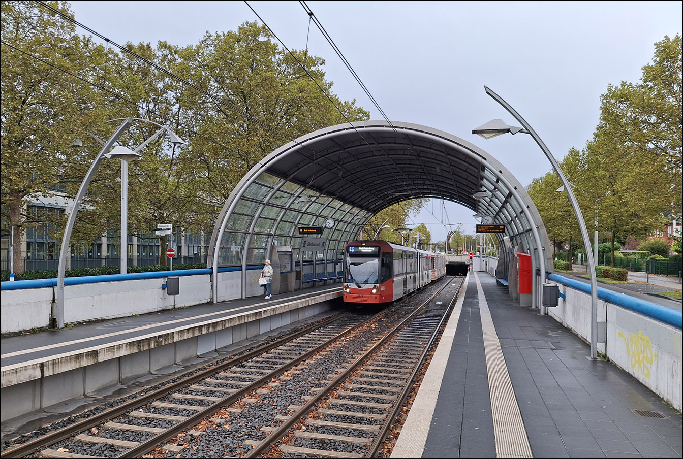 Entlang der ersten Stadtbahnstrecke in Bonn - 

Der Bonner Stadtbahntunnel wurde 2010 um ca. 500 Meter nach S�den verl�ngert aufgrund des Neubaues der dortigen Stra�enkreuzung. Dadurch liegt die neugebaute Haltestelle Ollenhauerstra�e schon im Gef�lle der Tunnelrampe.

13.10.2026 (M)