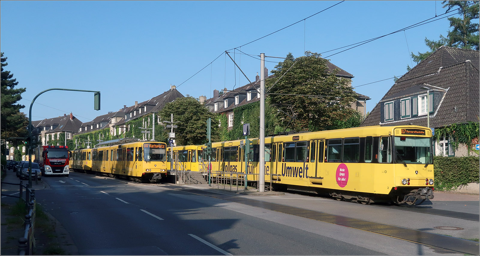 Entlang der Essener U17 - 

An der Haltestelle Laubenweg begegnen sich zwei Stadtbahnzüge.

23.08.2023 (M)