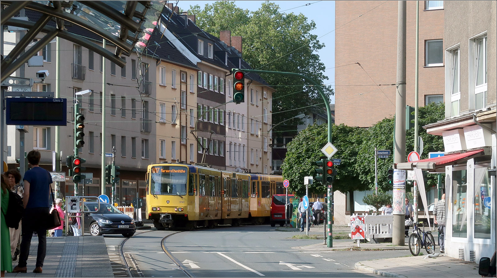 Entlang der Essener U17 - 

Der Stadtbahnzug hat die Haltestelle Gemarkenplatz verlassen und befährt die hier enge Holsterhauser Straße auf den Fahrbahnen des Individualverkehrs.

23.08.2023 (M)