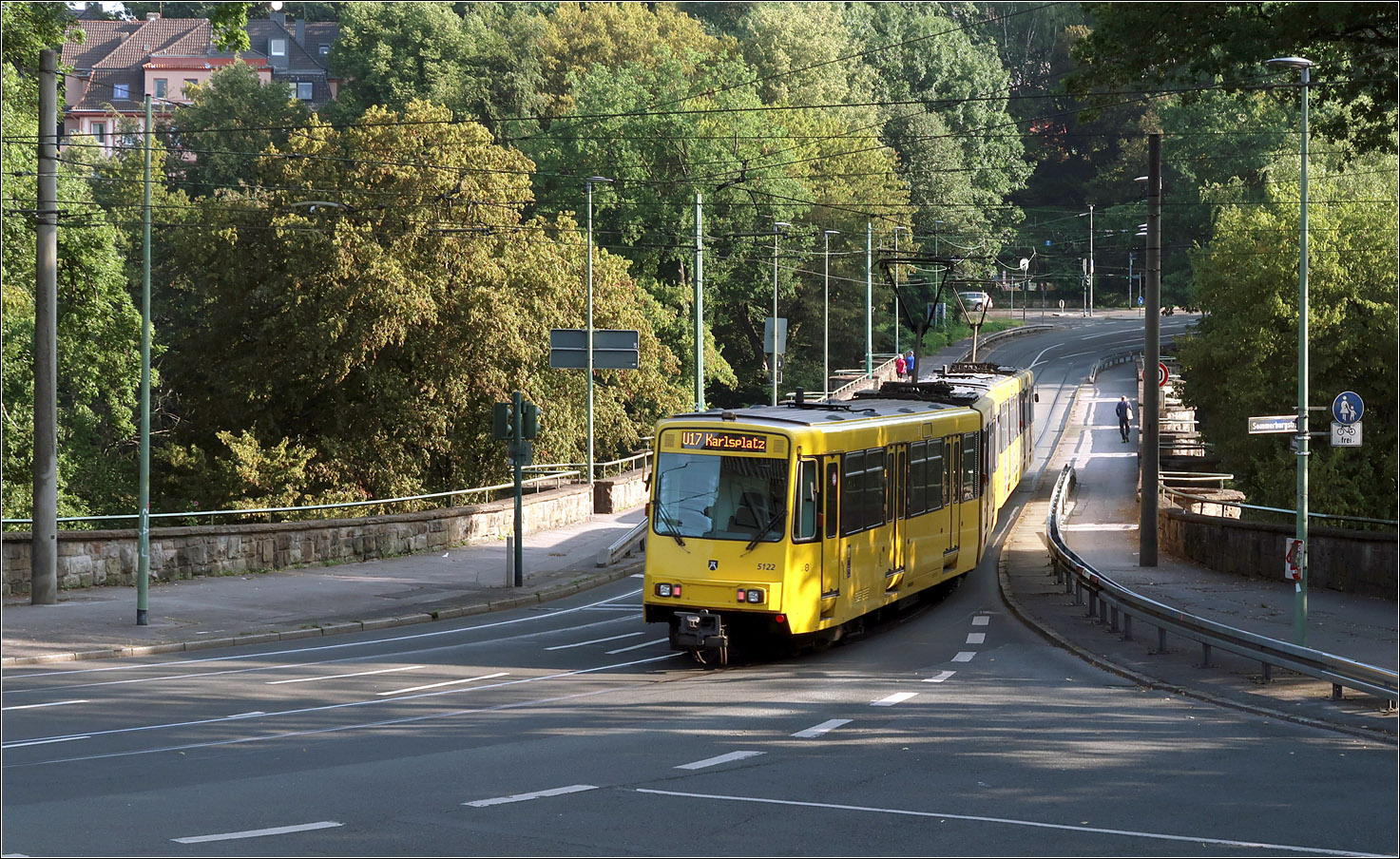 Entlang der Essener U17 - 

Ein Zug der U17 an der Talbrücke bei der Haltestelle Halbe Höhe.

23.08.2023 (M)