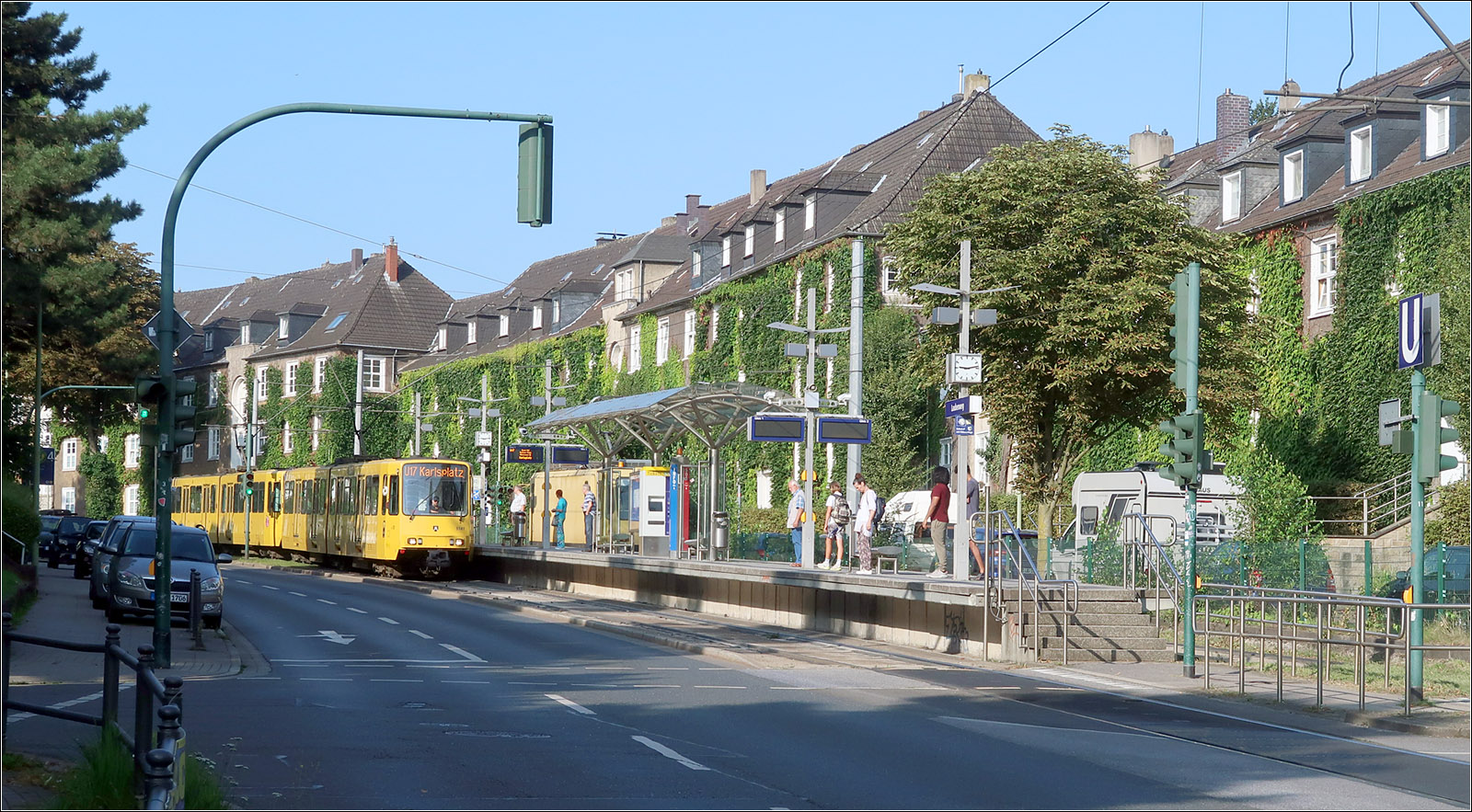 Entlang der Essener U17 - 

Trotz des Hochbahnsteiges der Haltestelle Laubenweg fügt sich die Stadtbahntrasse gut in das städtebaulich sensible Umfeld.

23.08.2023 (M)