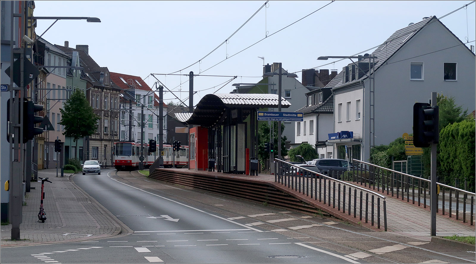 Entlang der Stadtbahnlinie U41 in Dortmund - 

Die Hochbahnsteige der 1999 auf Stadtbahn-Vorlaufbetrieb umgestellten Strecke sind recht ansprechend gestaltet. Da die Stadtbahnwagen B eine etwas geringere Fußbodenhöhe haben, als die Stuttgarter DT8-Fahrzeuge, lassen sich die hohen Bahnsteige auch besser in den Straßenraum einfügen. Hier die Haltestelle Externberg in Dortmund-Eving an der U41 nach Brambauer.

21.08.2022 (M)