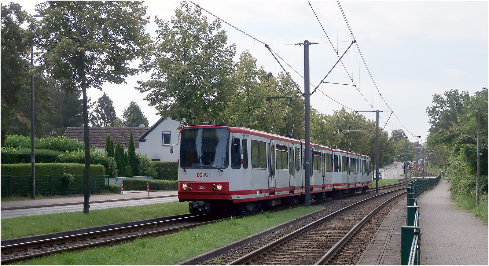 Entlang der U41 in Dortmund - 

Auf durch einen Zaun geschützten Schotterbahnkörper in westlicher Seitenlage zur Evinger Straße erreicht die B6-Doppeltraktion 334 + 305 gleich die Haltestelle Waldesruh.

21.08.2023 (M)