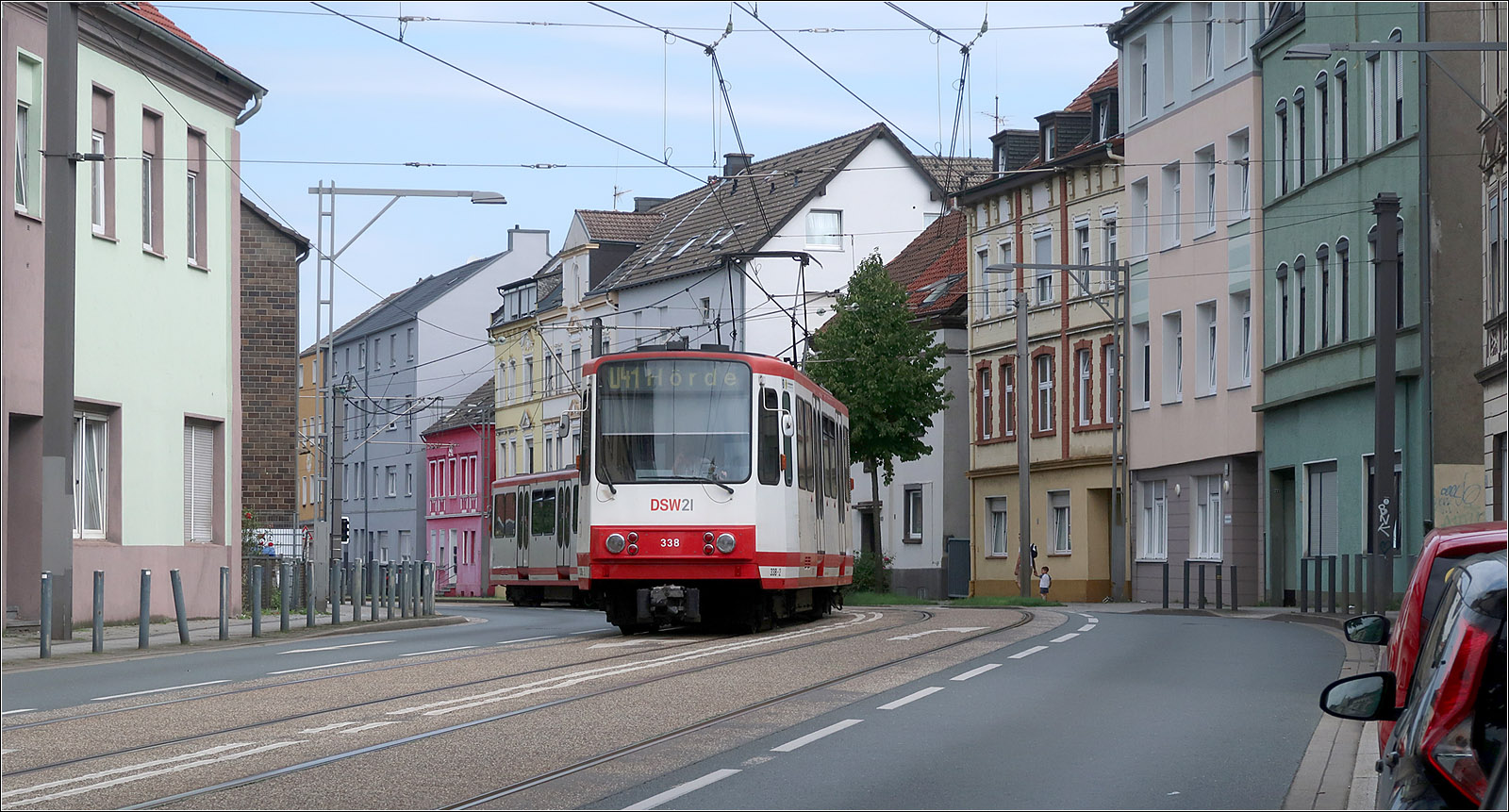 Entlang der U41 in Dortmund - 

B6-Doppeltraktion 338 + 324 in Dortmund-Eving kurz nach verlassen der Haltestelle Externberg. 

21.08.2023 (M)