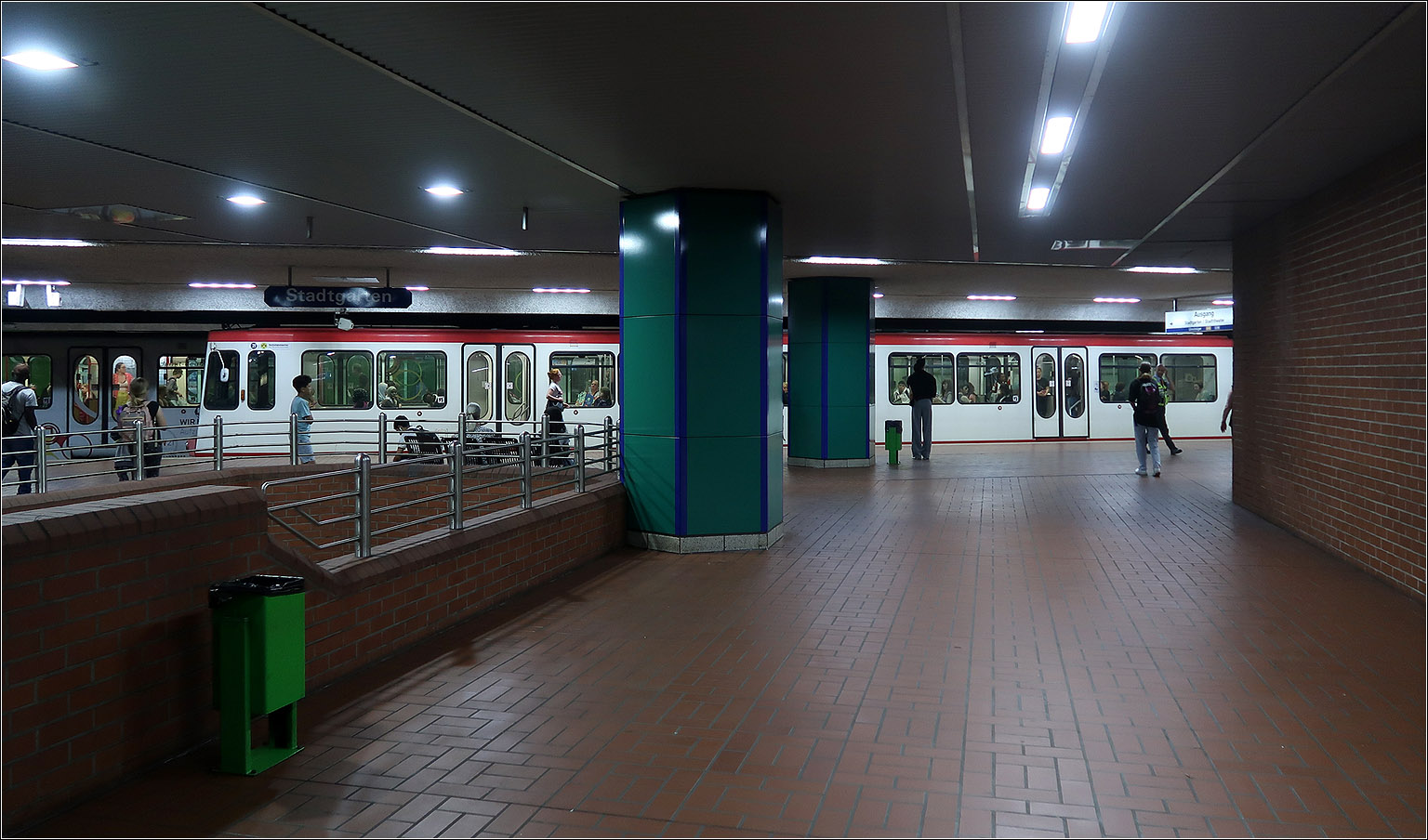 Entlang der U41 in Dortmund - 

Blick in die obere Ebene der Station Stadtgarten des Tunnel I, wo unter anderem die Linie U41 verkehrt. Darunter liegt die Bahnsteige der dreigleisigen Station des Tunnel II, die über Treppen direkt mit den Seitenbahnsteigen der oberen Ebene verbunden sind.

21.08.2023 (M)