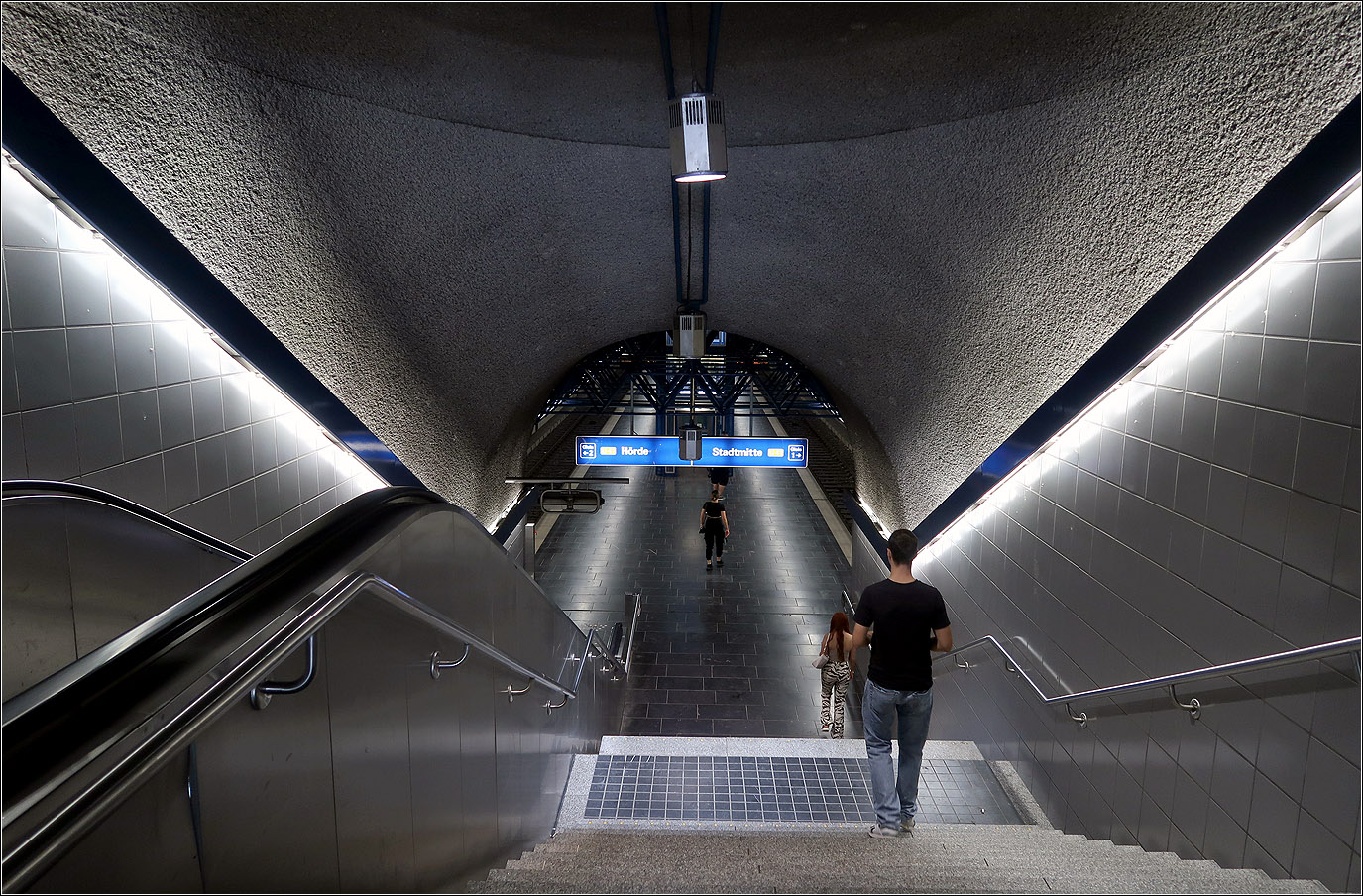 Entlang der U41 in Dortmund - 

Die 1986 eröffnete U-Station Willem-van-Vloten-Straße liegt nördlich der Emscherquerung und ist der erste bergmännisch gebaute U-Bahnhof in Dortmund. Hier der südliche Zugang.

21.08.2023 (M)
