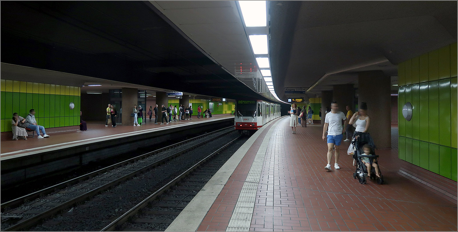 Entlang der U41 in Dortmund - 

Die stützenfreie obere Bahnsteigebene der Station Kampstraße. Hier kreuzt der Tunnel I mit dem Tunnel III. Der dritte Tunnel wird im Unterschied zu den beiden anderen Innenstadtstammstrecken mit Niederflurbahnen betrieben.

21.08.2023 (M)