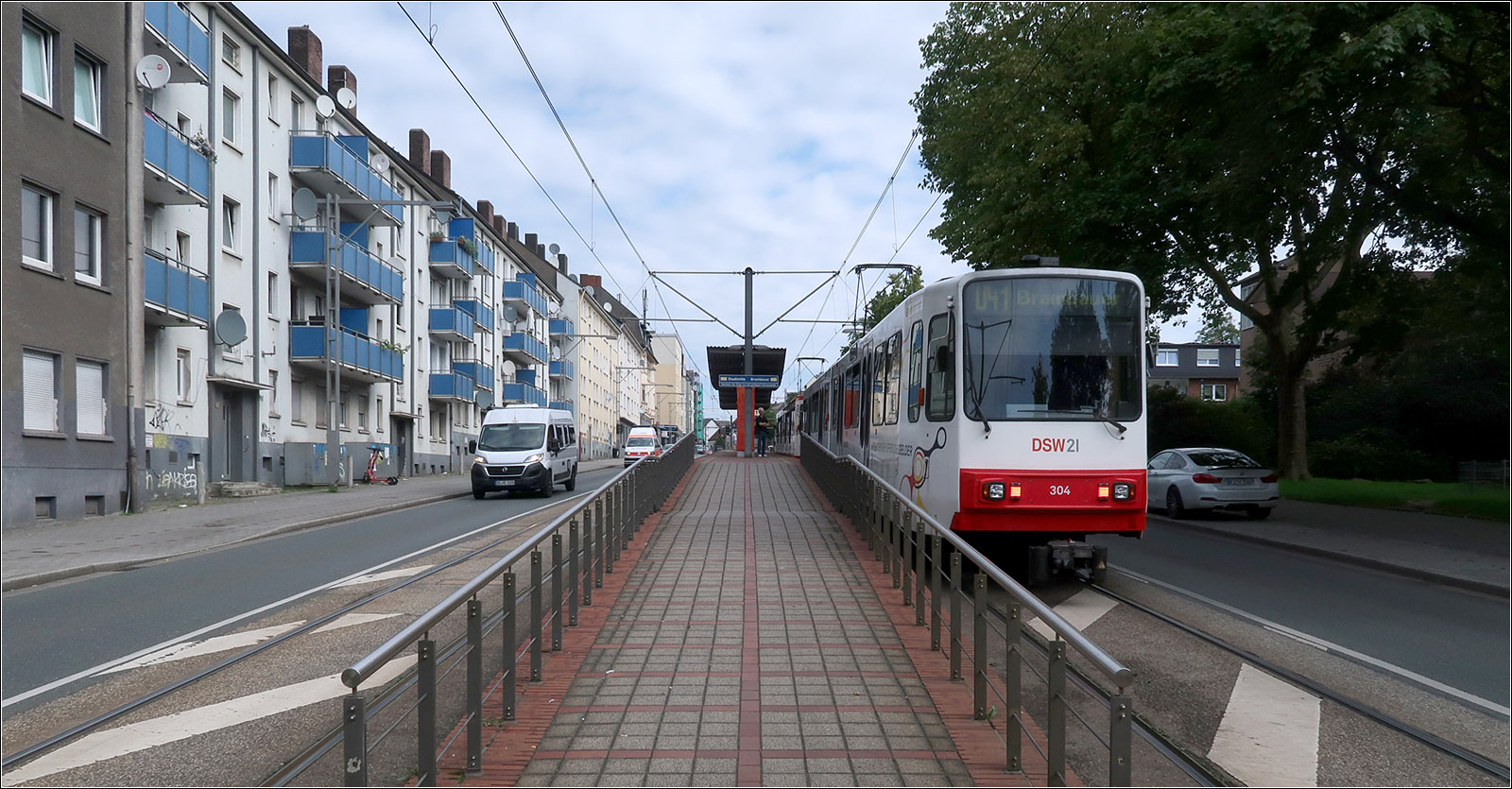 Entlang der U41 in Dortmund - 

Die Stadtbahnhaltestelle Amtsstraße in der Ortsdurchfahrt von Dortmund Eving.

21.08.2023 (M)
