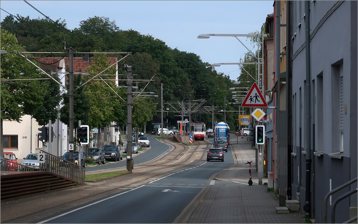 Entlang der U41 in Dortmund - 

Die Gleistrasse der Stadtbahnstrecke durch Dortmund-Eving setzt sich farblich vom Rest der Straße ab und kann häufig vom Individualverkehr mitbenutzt werden. Blick vom Bereich der Haltestelle Externberg zur Haltestelle Grävingholz.

21.08.2023 (M)