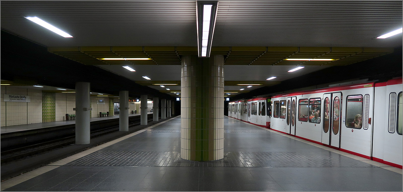 Entlang der U41 in Dortmund - 

Ebenfalls 1986 wurde der dreigleisige Verzweigungsbahnhof Märkische Straße in Betrieb genommen. Hier vereinigen sich die beiden Linien U21 aus Hörde und U47 aus Hörde. Der folgende Bahnhof Markgrafenstraße ist ebenfalls dreigleisig. Dort kommen dann noch die Linie U45 und U49 dazu, so dass insgeamt vier Stadtbahnlinien gemeinsam den Tunnel I der Innenstadt befahren.

21.08.2023 (M)