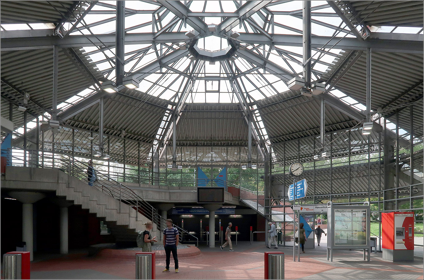 Entlang der U41 in Dortmund - 

Eingangspavillon der Kreuzungsstation Stadtgarten. Hier kreuzt der Tunnel I mit den Linien U41, U45, U47 und U49 den Tunnel II mit den Linien U42 und U46. Die Linien U45 vom Hauptbahnhof und U46 zur Brunnenstraßen werden dabei als eine durchgehende Linie betrieben, die Liniennummer ändert sich an der Haltestelle Remydamm, an der Station Stadtgarten besteht daher eine Eigenkreuzung.

21.08.2023 (M)